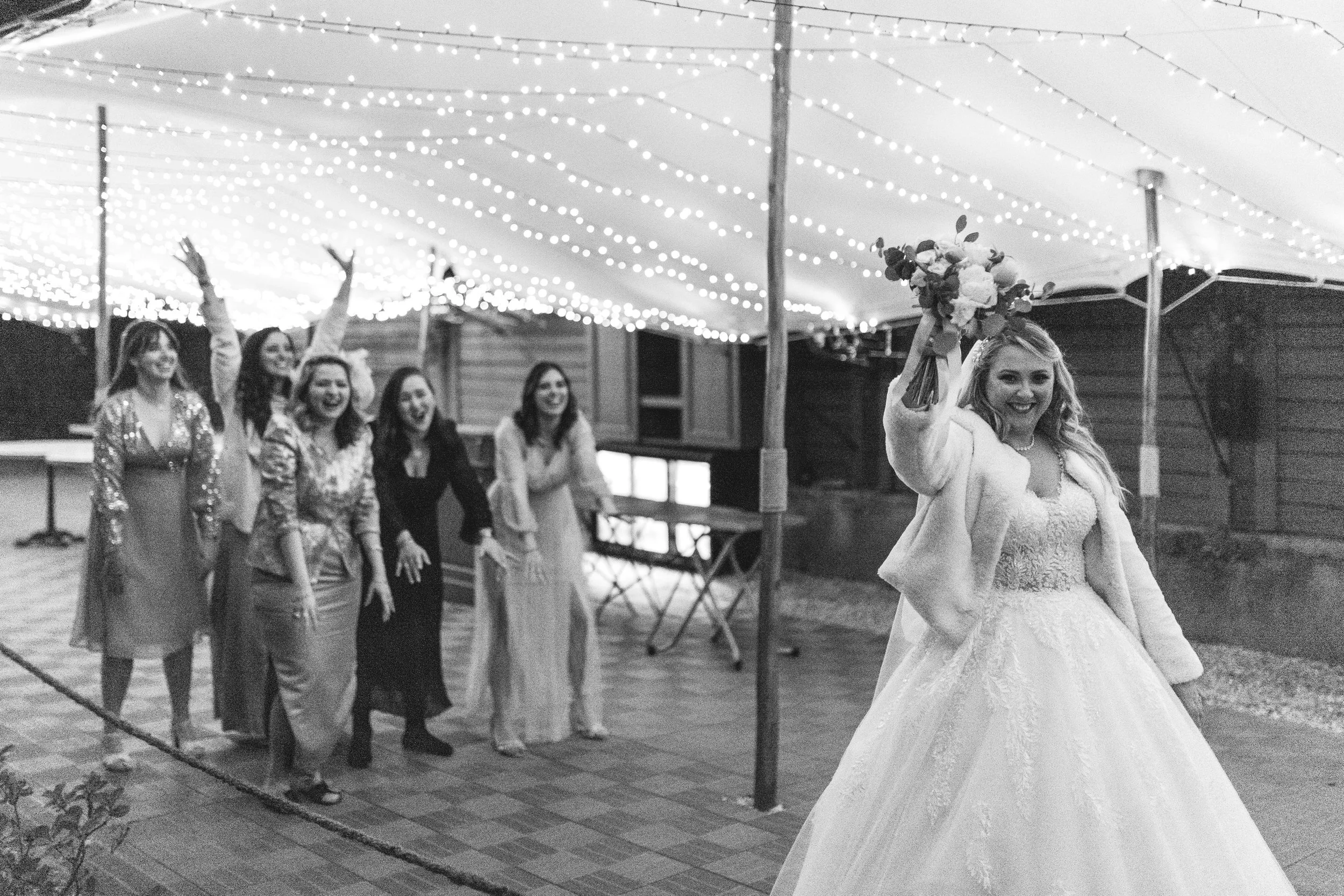 photographe-mariage-maison-anthouard-ecully-lancer-bouquet-nb