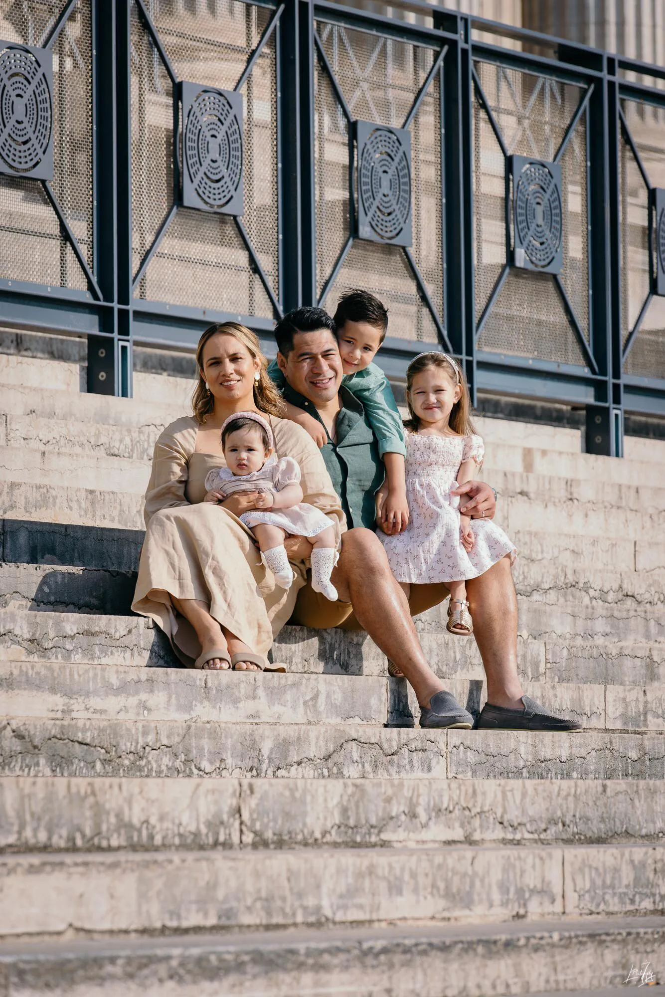 Photographie de famille en extérieur urbain, séance lifestyle réalisée par un photographe famille à Lyon et Villeurbanne.