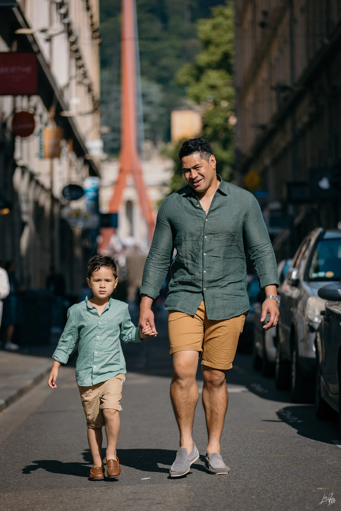 Photographie père et enfant en extérieur urbain, séance lifestyle réalisée par un photographe professionnel à Villeurbanne.