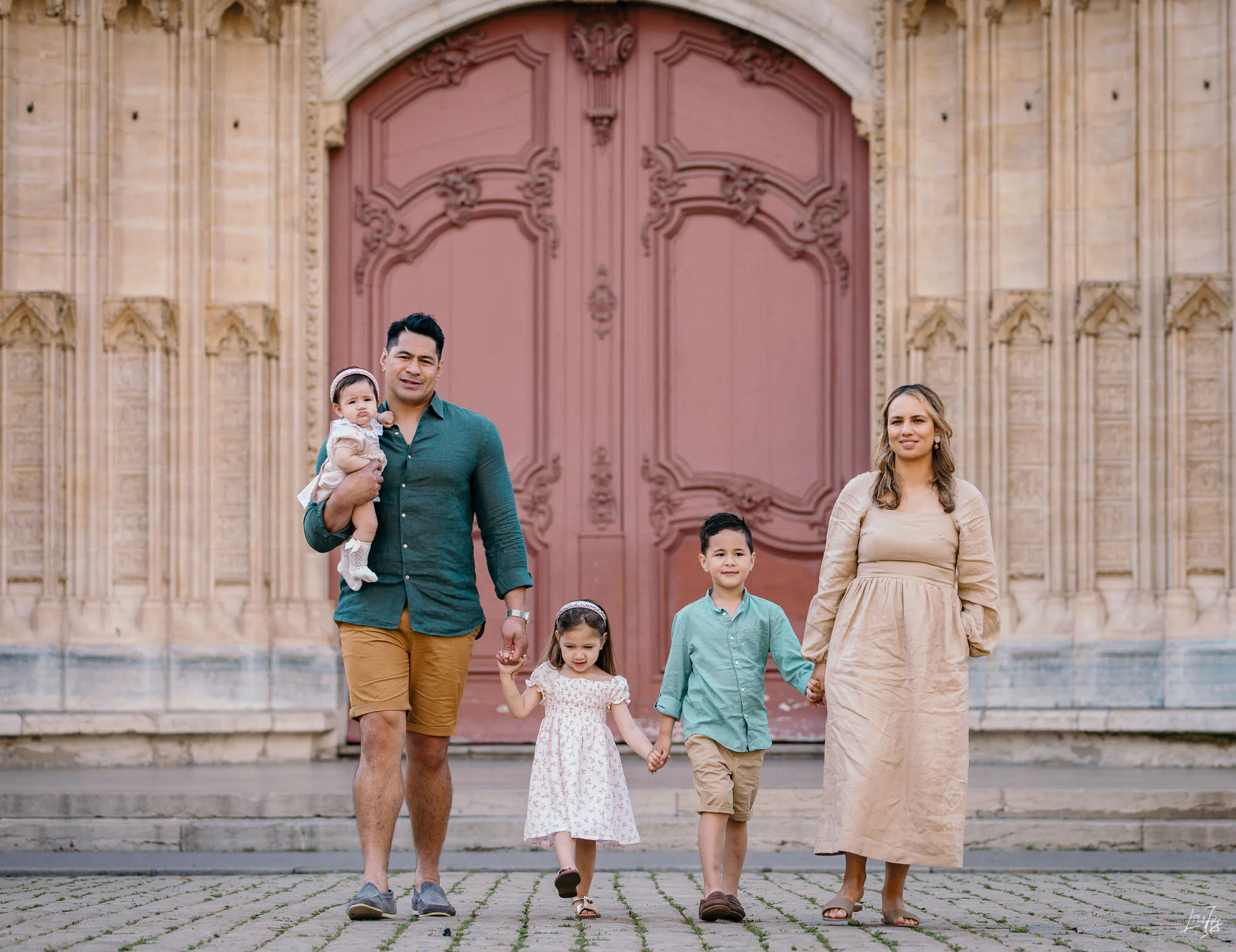 Photographie lifestyle d’une famille en mouvement, séance photo naturelle réalisée par un photographe famille à Lyon et dans le Rhône.