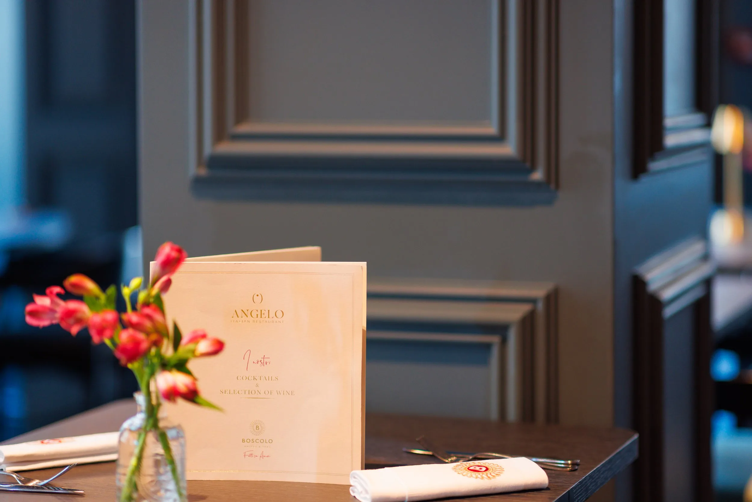 Menu de restaurant italien avec fleurs roses sur une table en bois