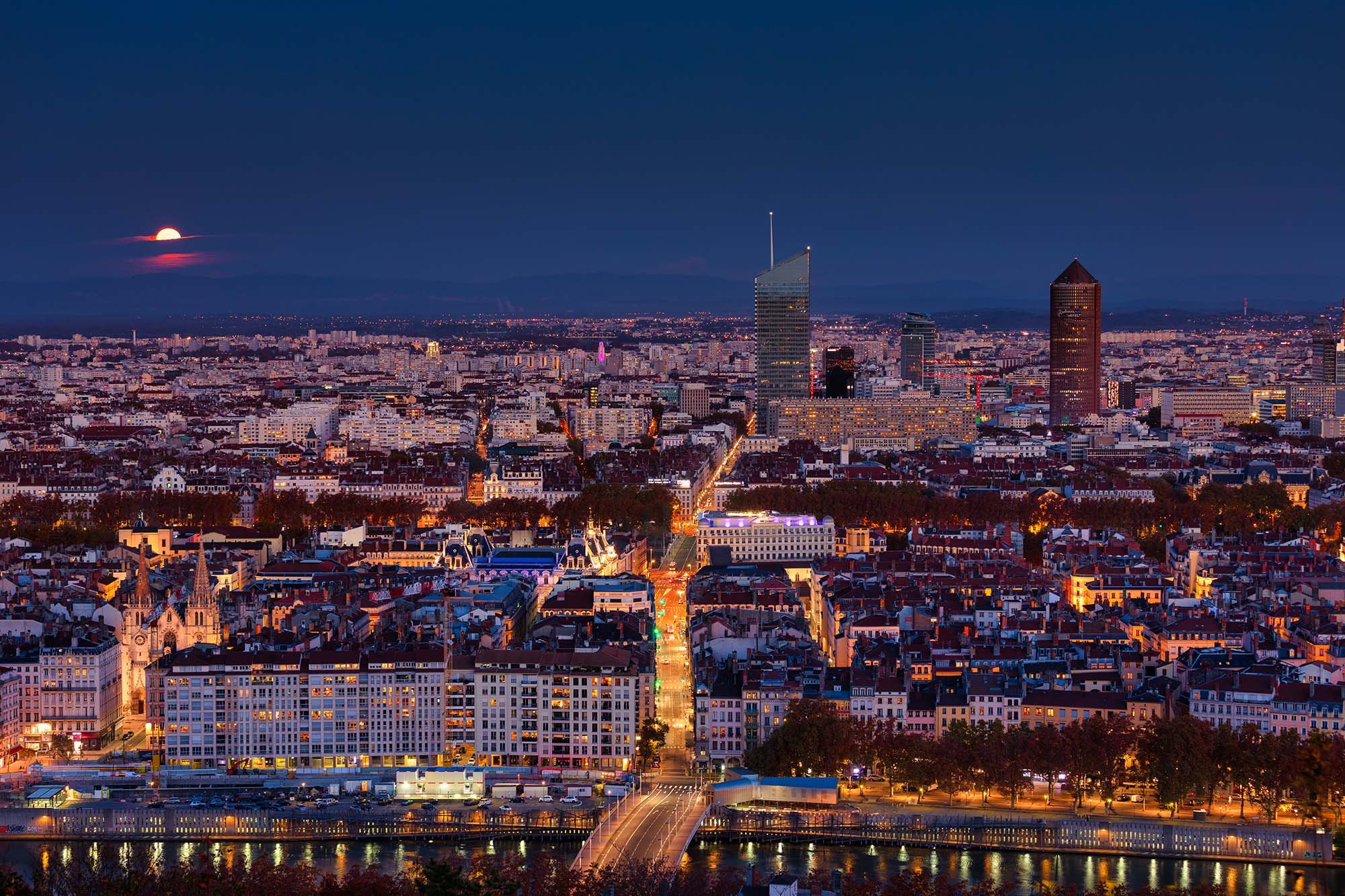 Tirage photo de Lyon « La Lune se lève » — Iulian Rotaru