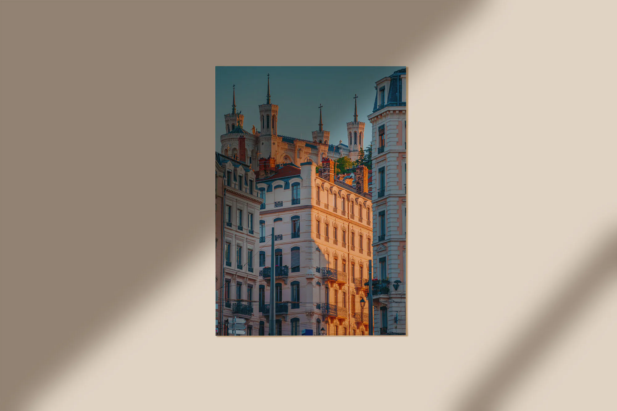 Tirage photo de Lyon « Sa Majesté » mis en situation dans un intérieur