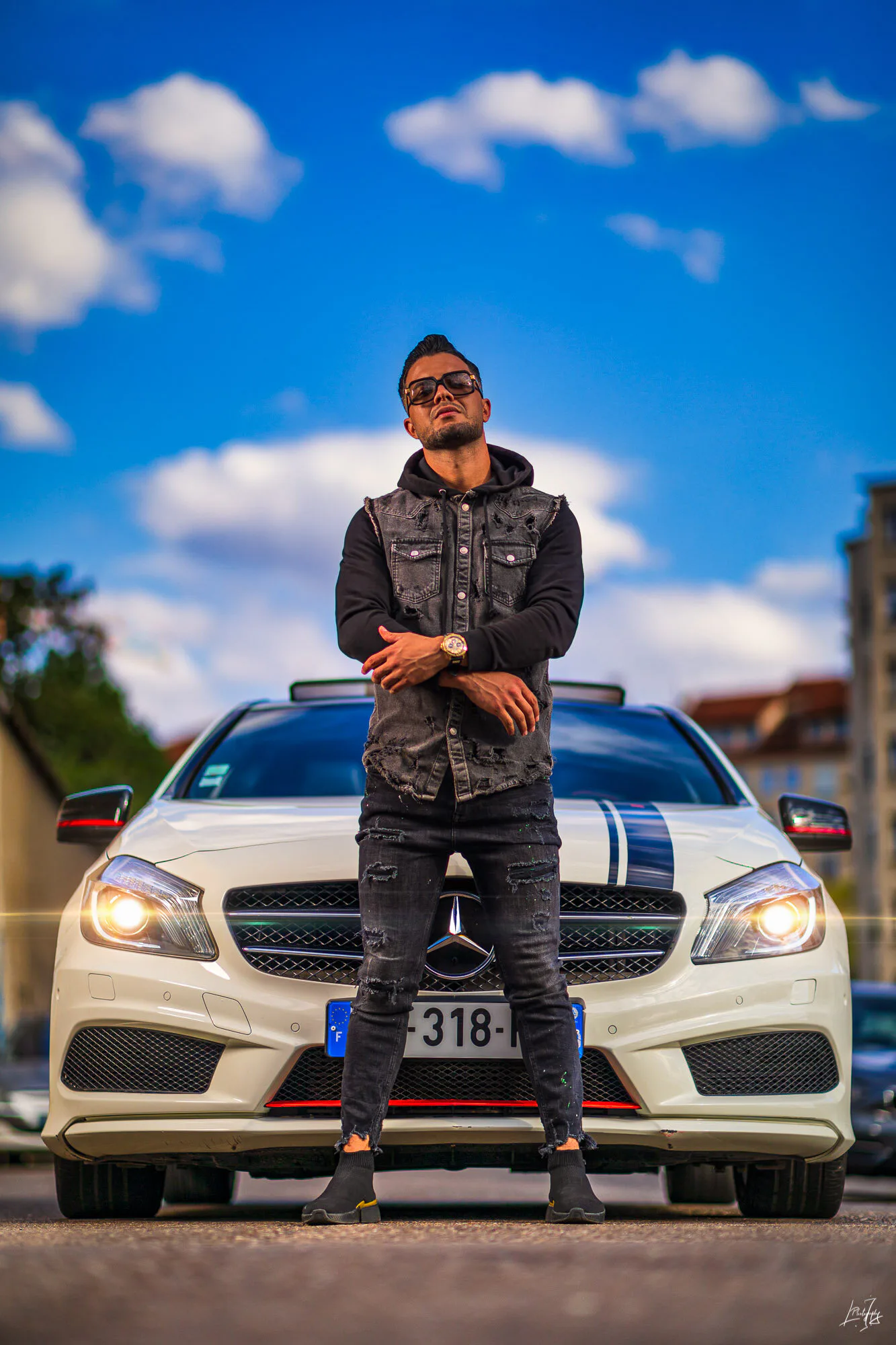 Portrait lifestyle masculin en extérieur urbain, photographie professionnelle réalisée par un photographe à Lyon et Villeurbanne.