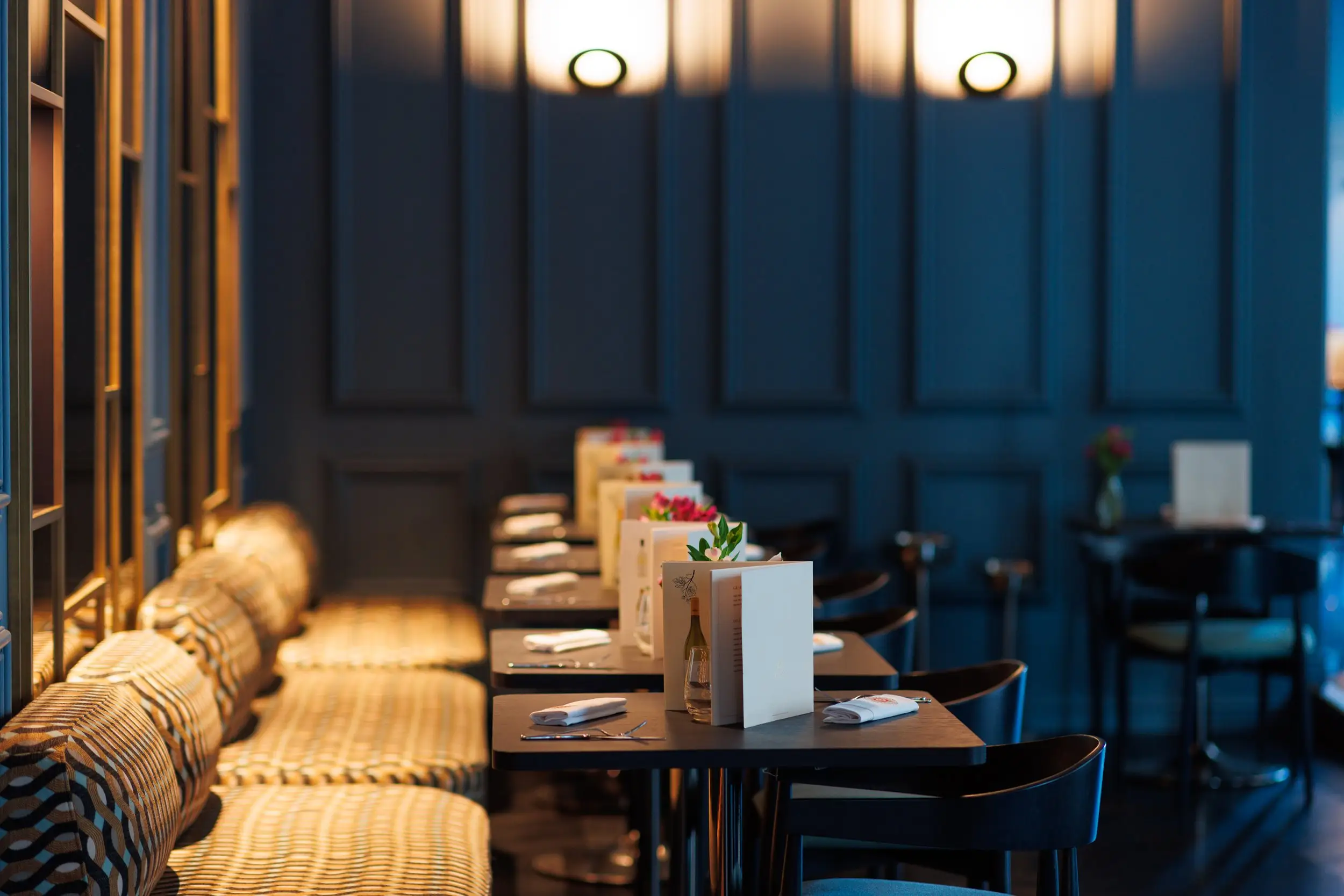 Salle de restaurant élégante en soirée — photographie de restaurants à Lyon