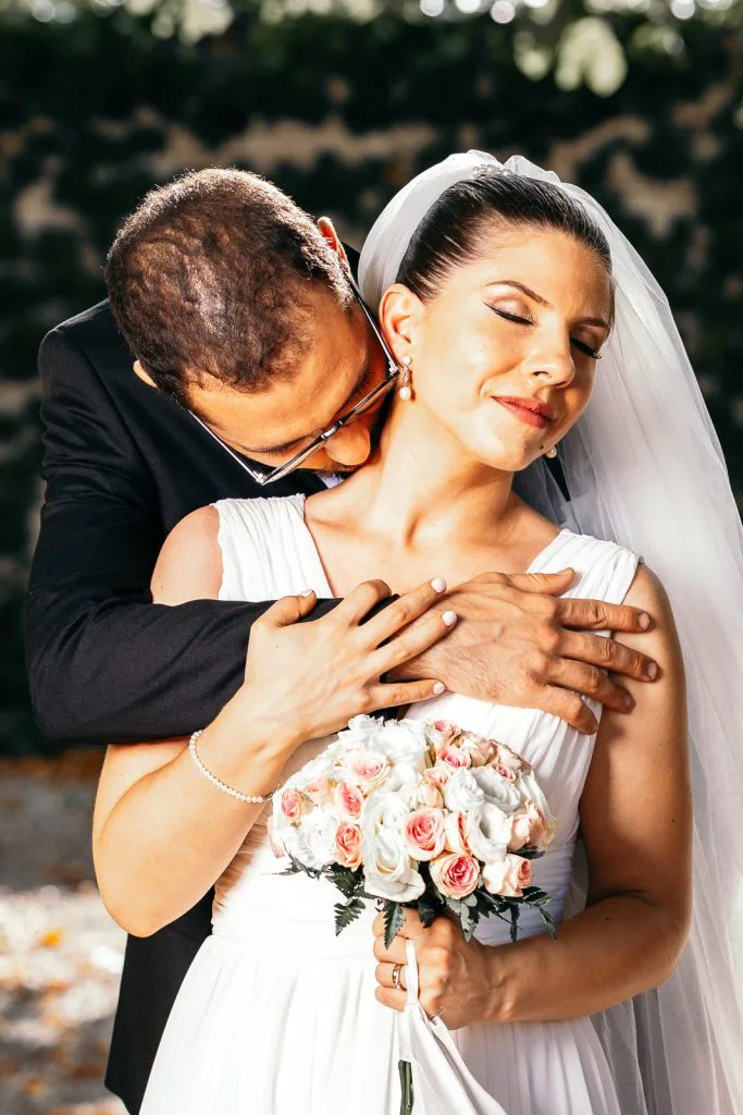 Andra et Houcine, couple de mariés en lumière naturelle dans le Rhône