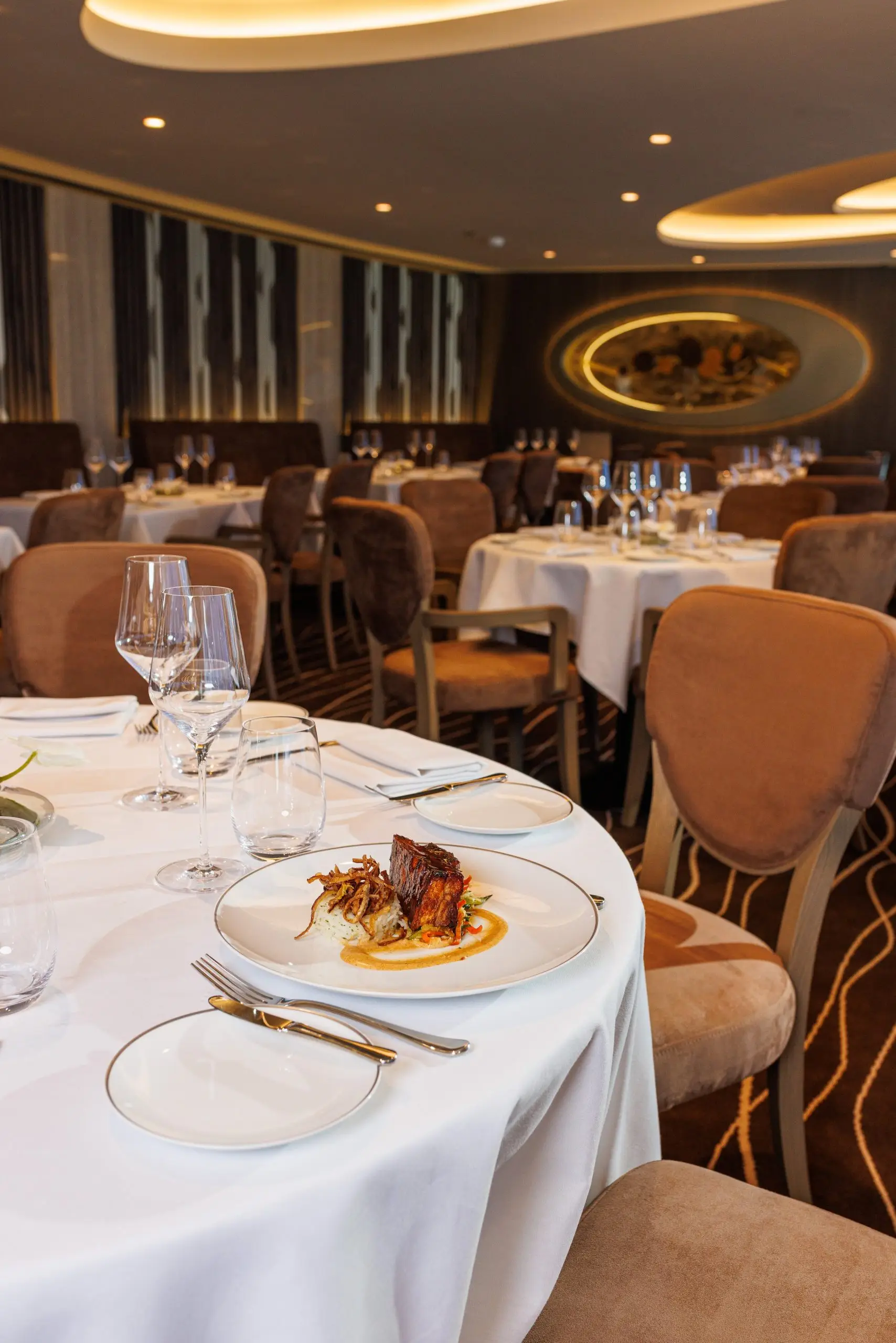 Table dressée dans un restaurant, plat raffiné — photographie de restaurant