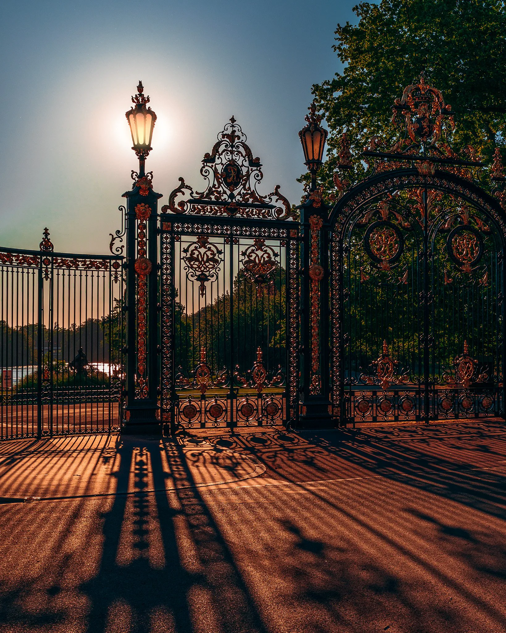 Tirage photo de Lyon « Matin ensoleillé devant la porte principale du Parc de la Tête d’Or » — Iulian Rotaru