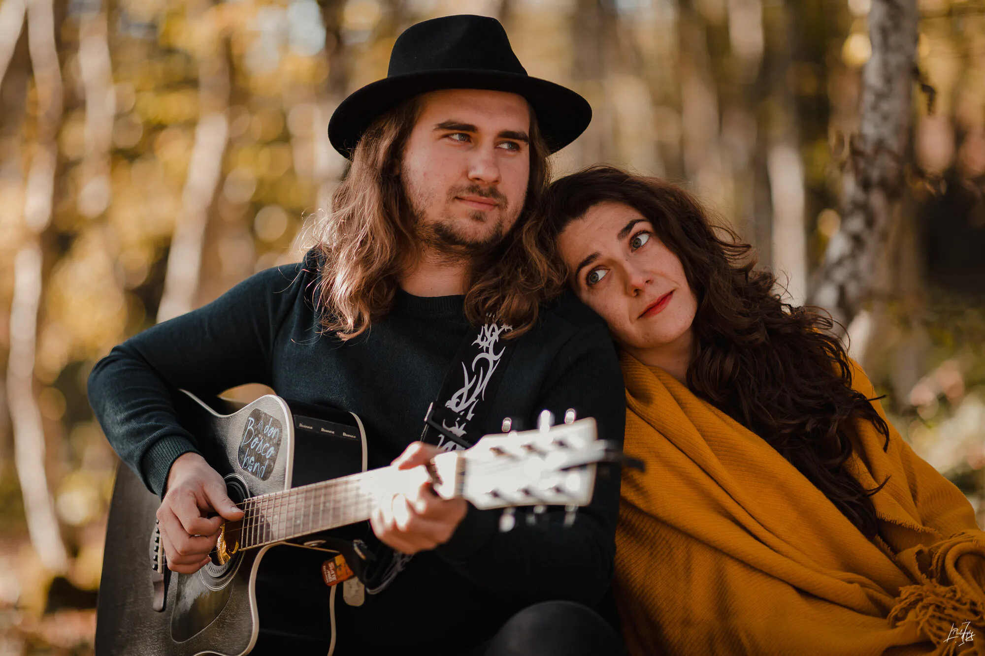 Portrait couple lifestyle en extérieur, photographie naturelle réalisée par un photographe professionnel à Lyon et dans le Rhône.