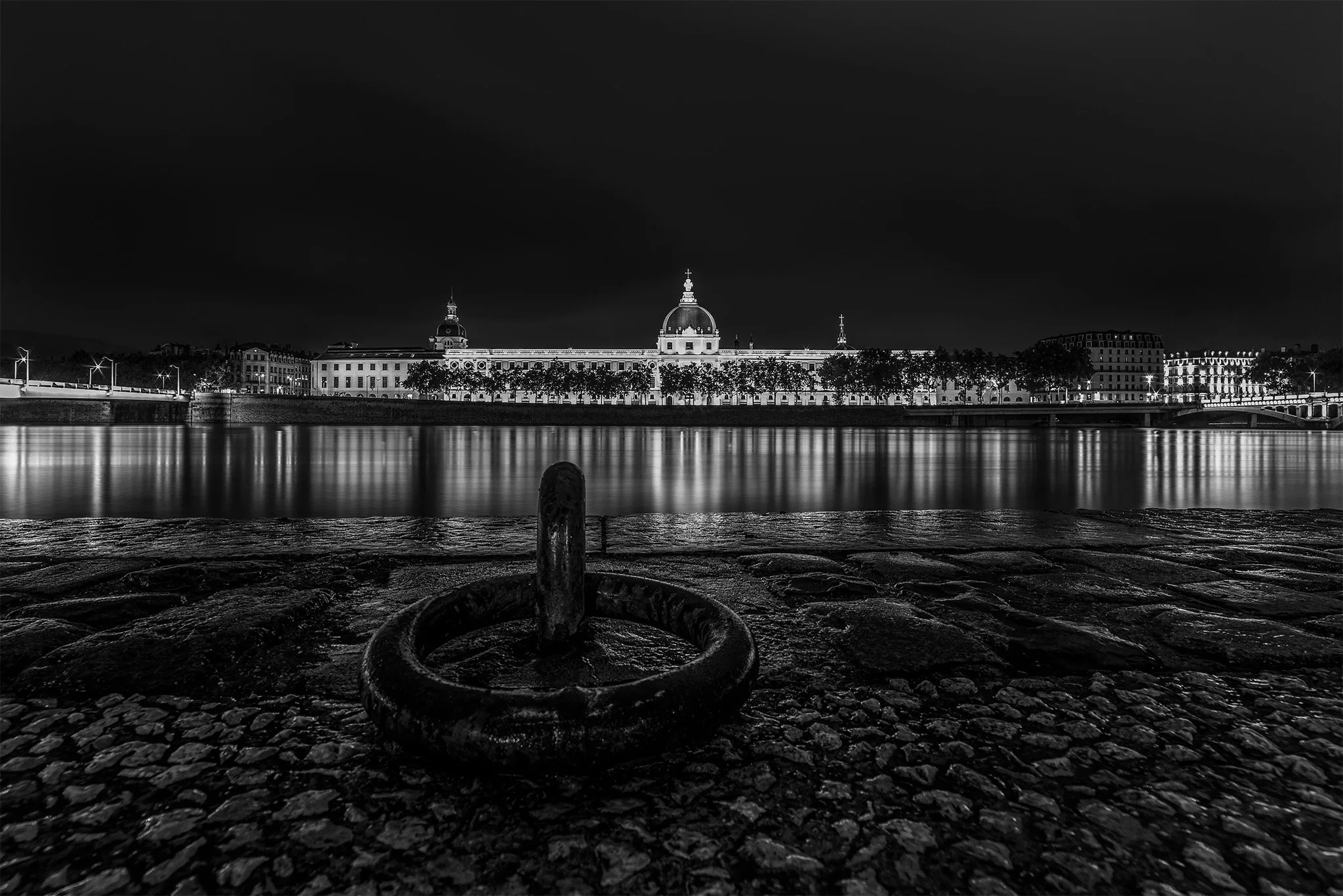 Tirage photo de Lyon « Grand Hotel Dieu by night » — Iulian Rotaru