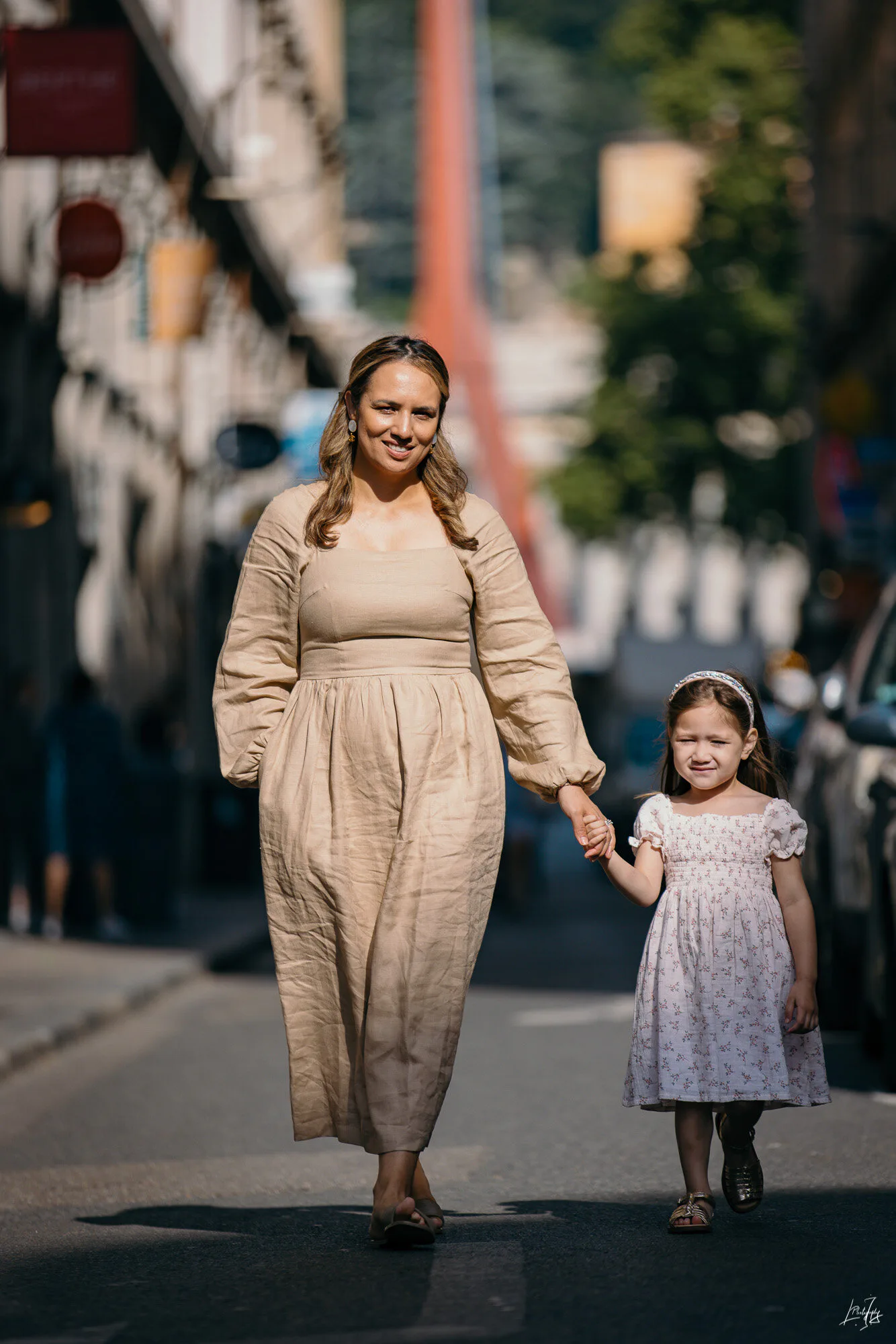 Portrait mère et enfant en extérieur, photographie lifestyle réalisée par un photographe famille à Lyon et dans le Rhône.