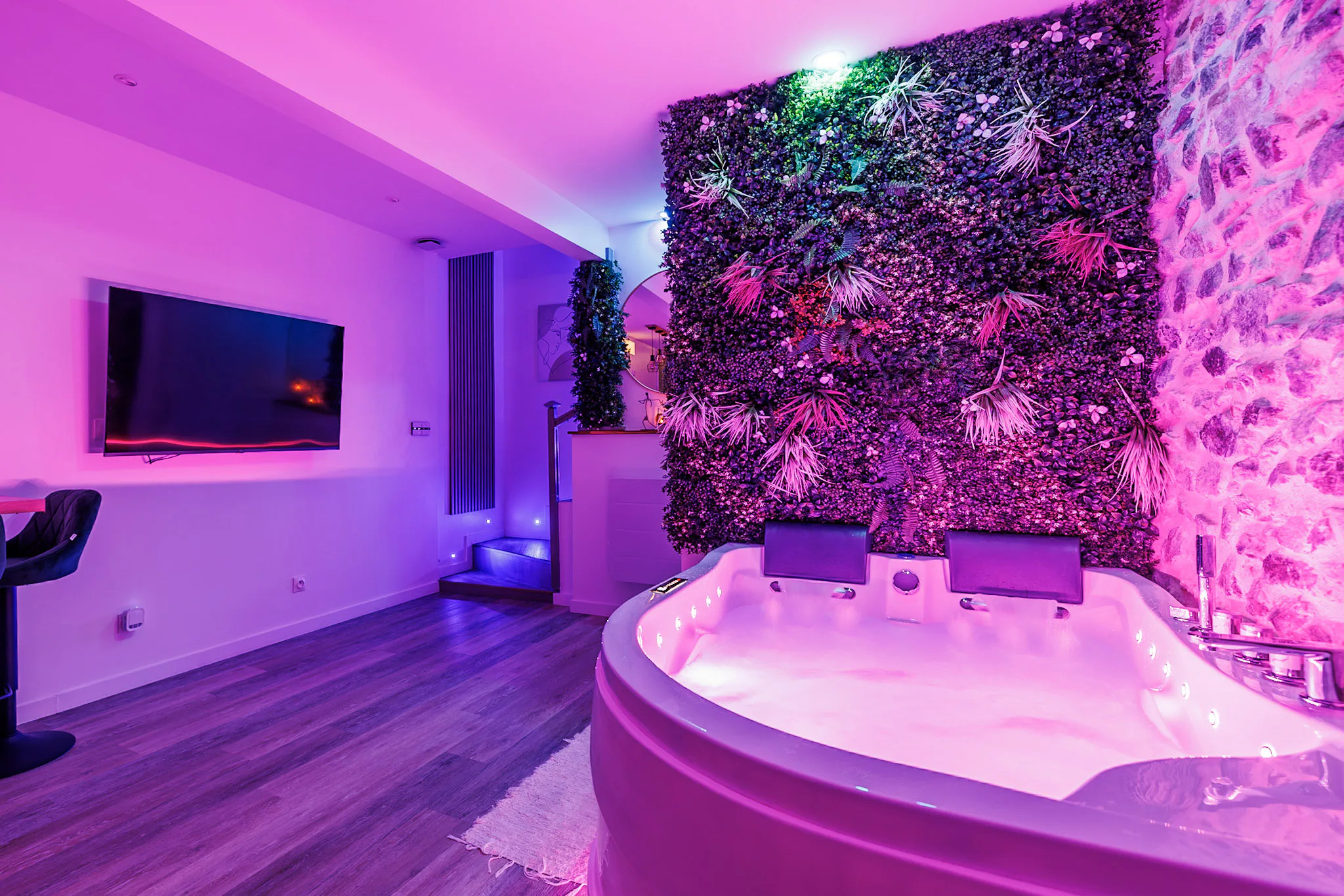 Jacuzzi et mur végétal en lumière d’ambiance — photographie d’appartement Airbnb