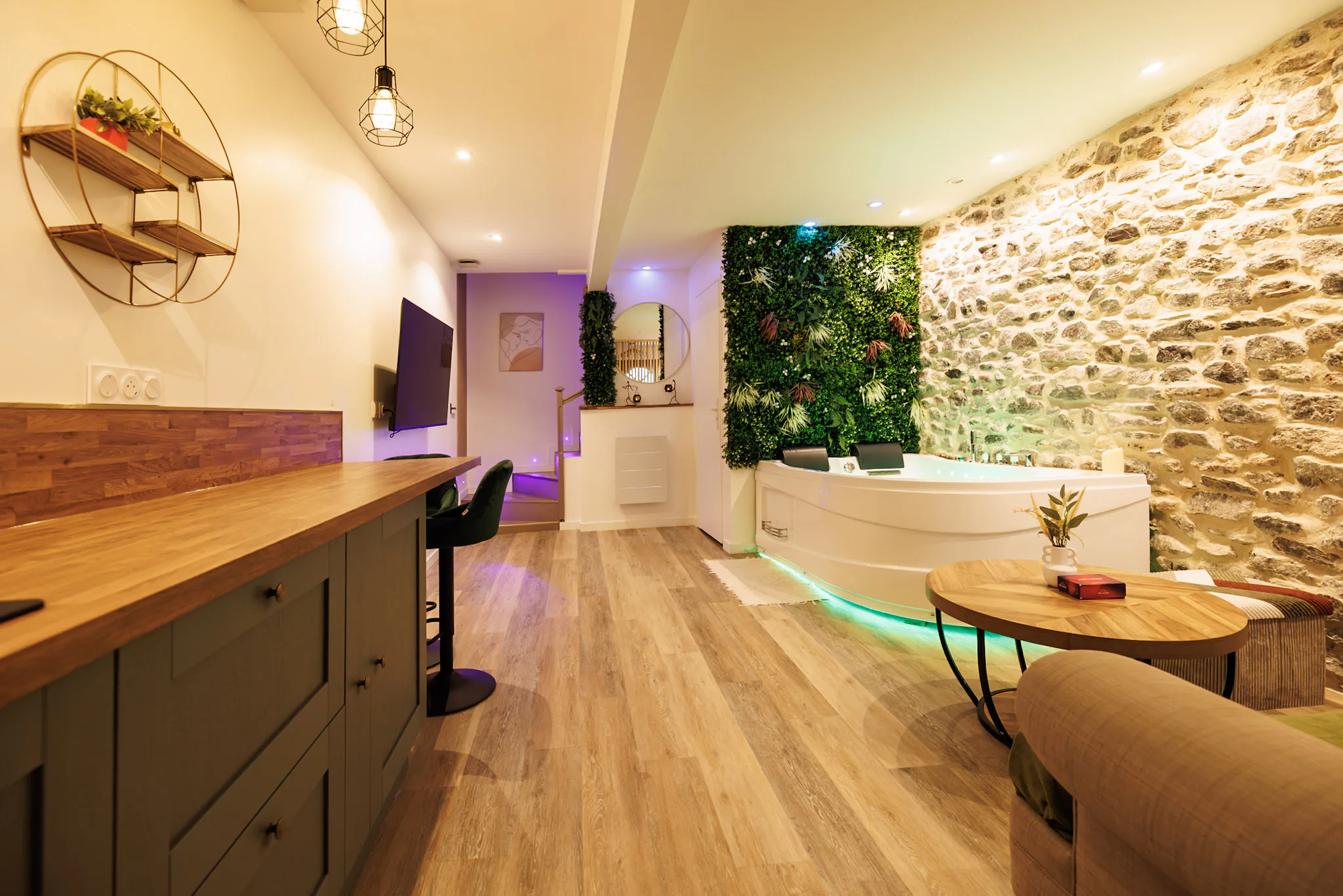 Appartement avec jacuzzi, mur végétal et pierre apparente — photographe immobilier et Airbnb