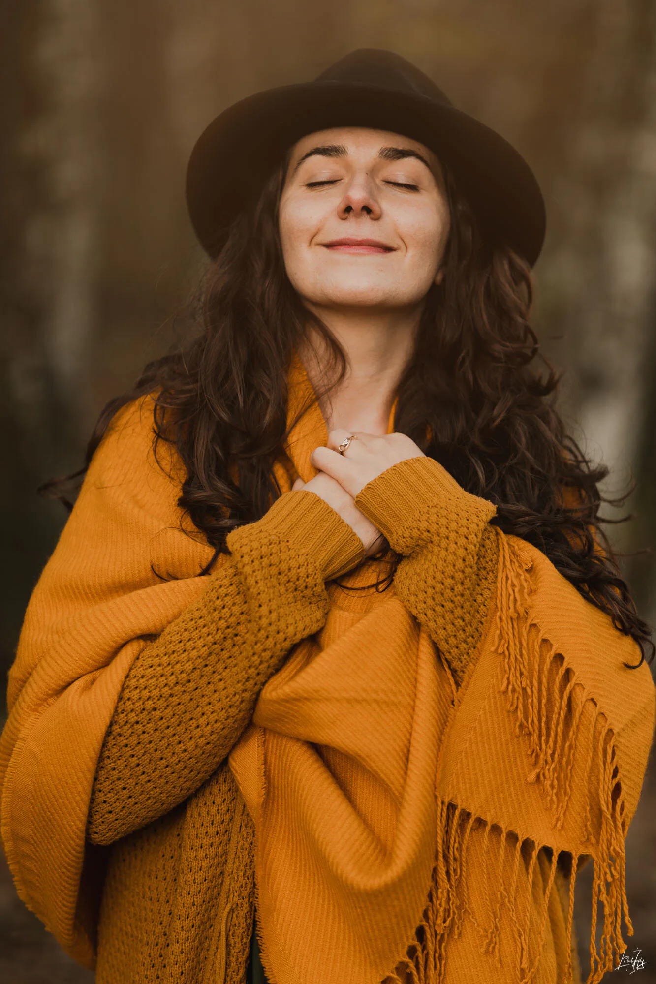 Portrait lifestyle d’une femme souriante en extérieur, photographiée en lumière naturelle par un photographe professionnel à Lyon et Villeurbanne.