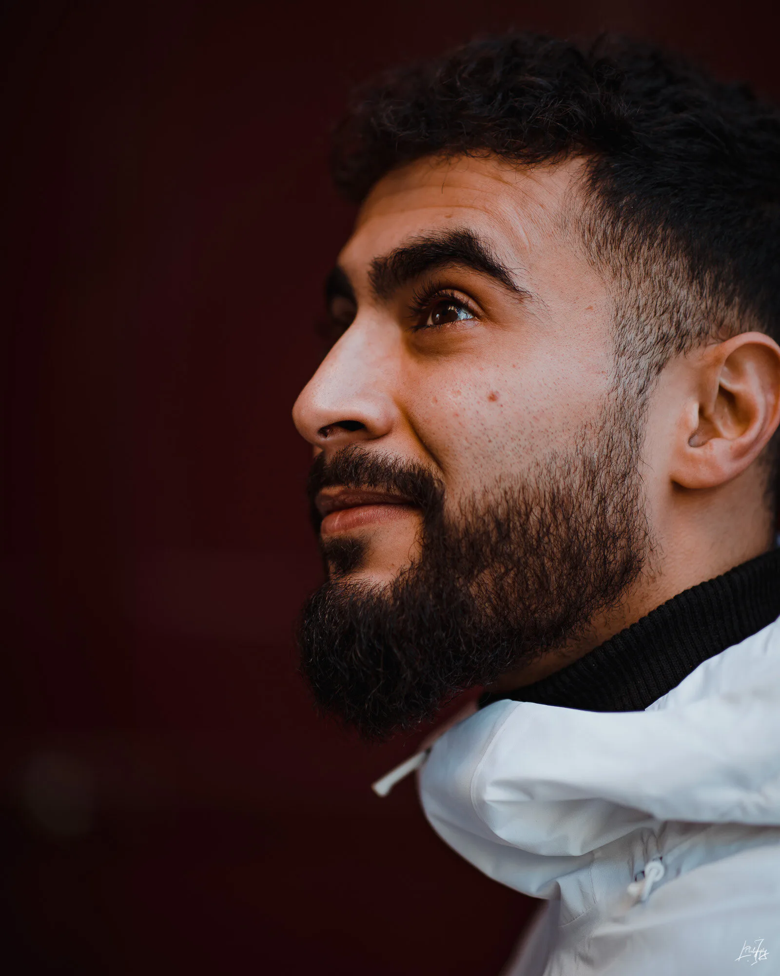 Portrait masculin artistique sur fond sombre, séance photo réalisée par un photographe professionnel à Lyon et dans le Rhône.