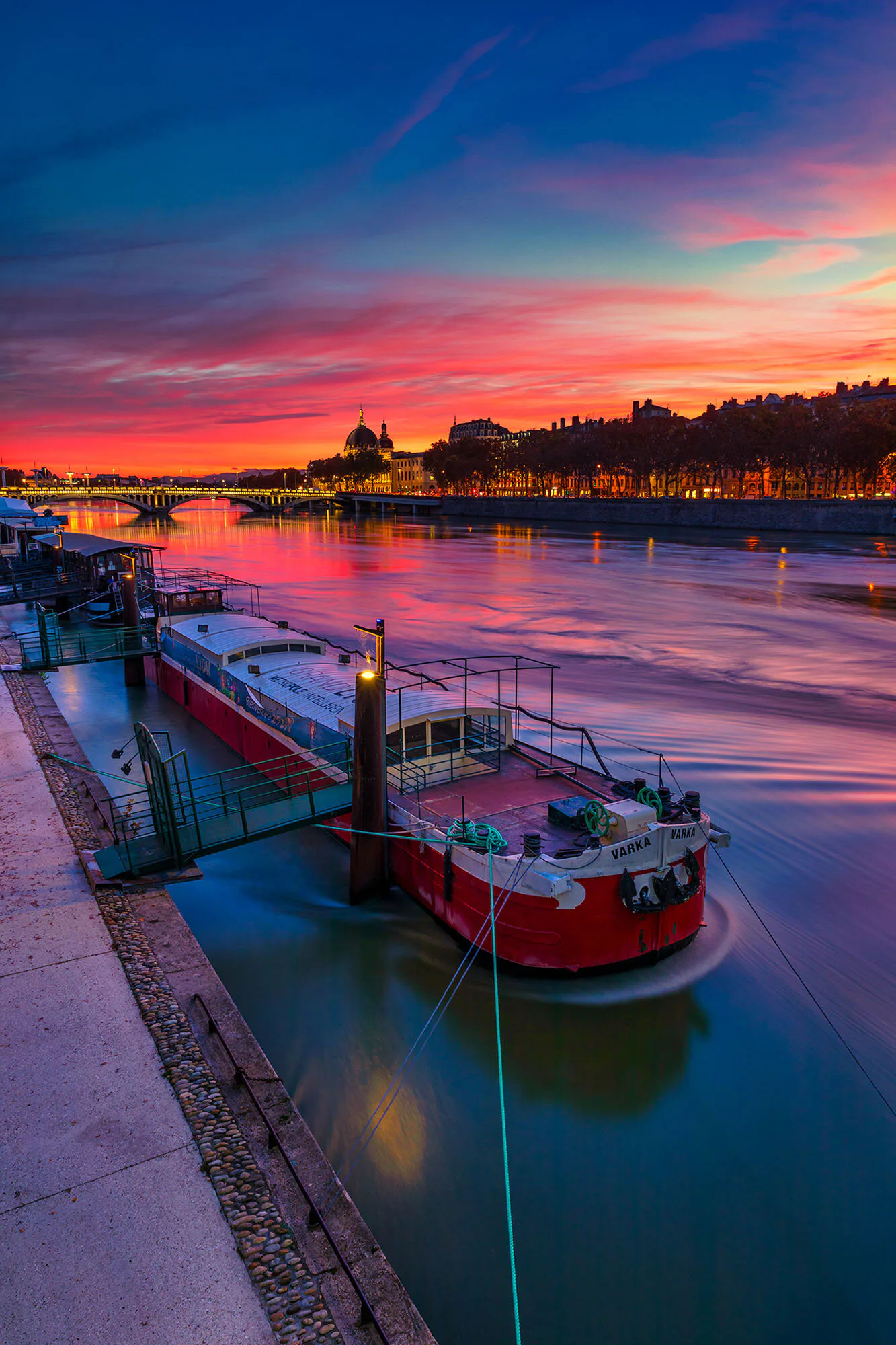 Tirage photo de Lyon « Grand Hotel Dieu boat sunset » — Iulian Rotaru