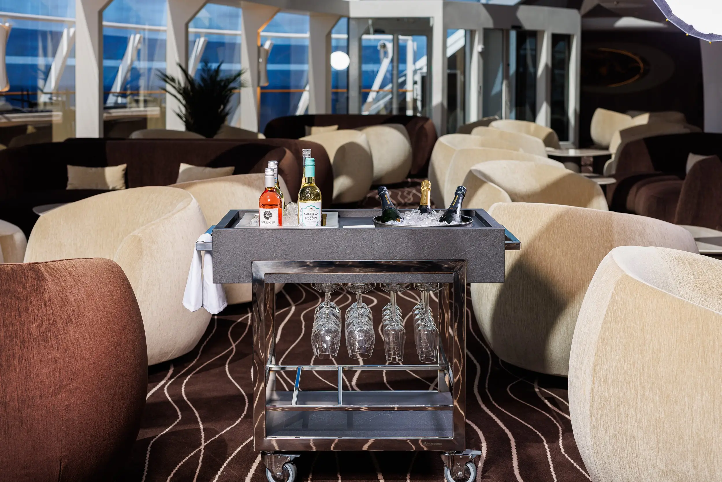 Chariot de bar dans un lounge — photographie de bars et d’hôtels