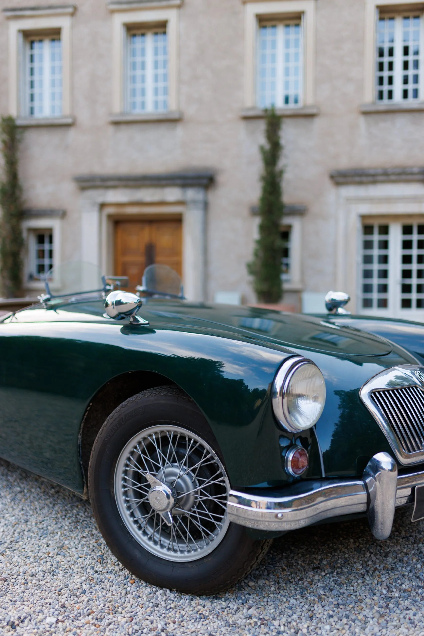 Voiture de collection devant la façade de la Lyon Country House