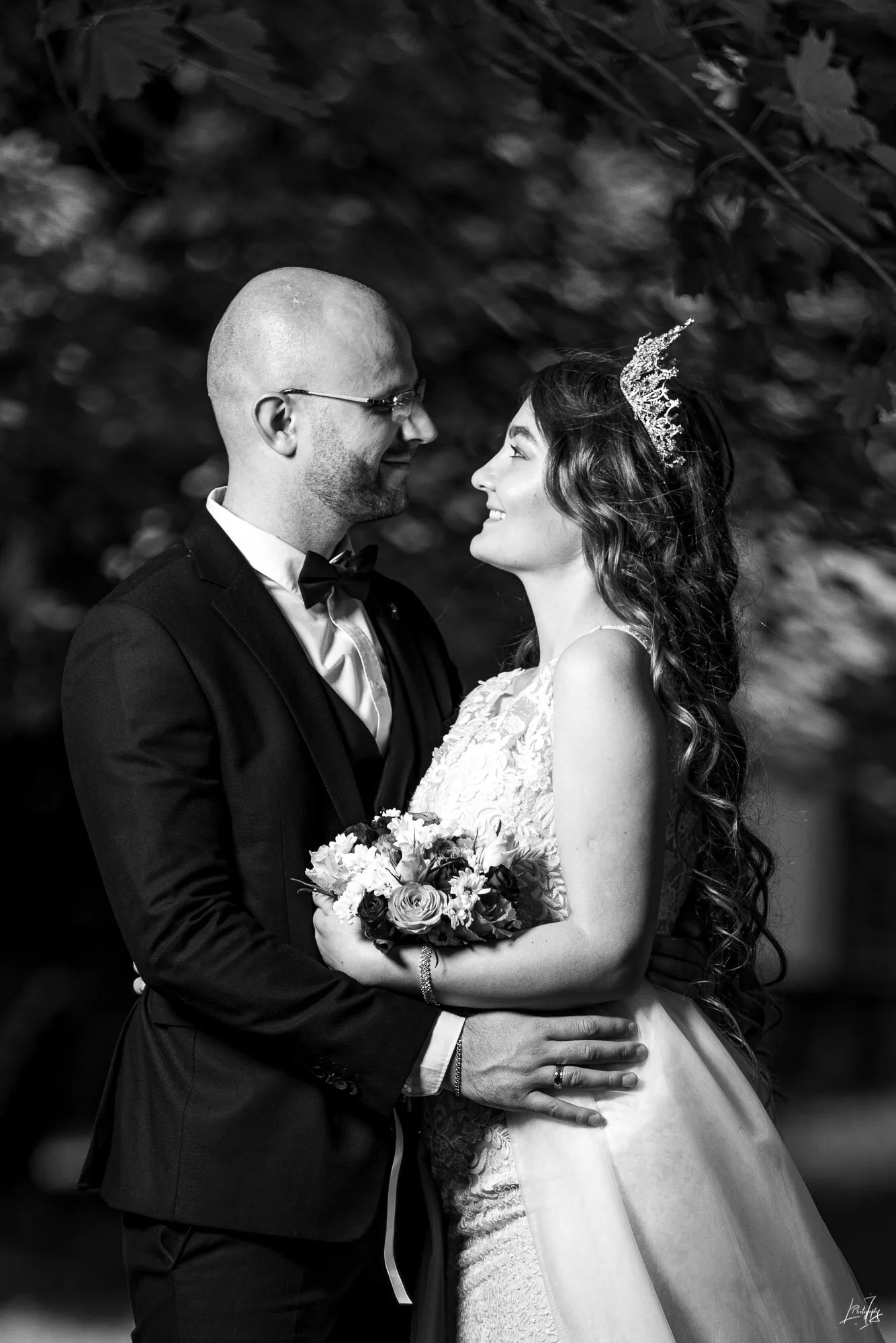 Lucia et Victor en noir et blanc, un moment de complicité