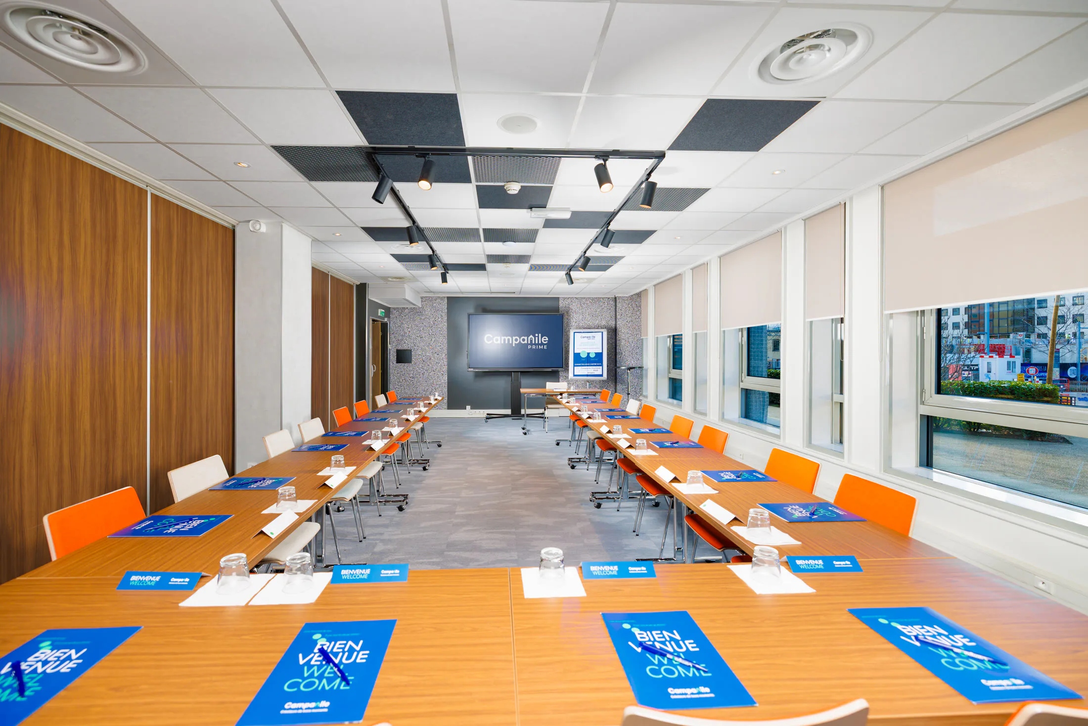Grande salle de séminaire en U — Campanile Prime Lyon Part-Dieu