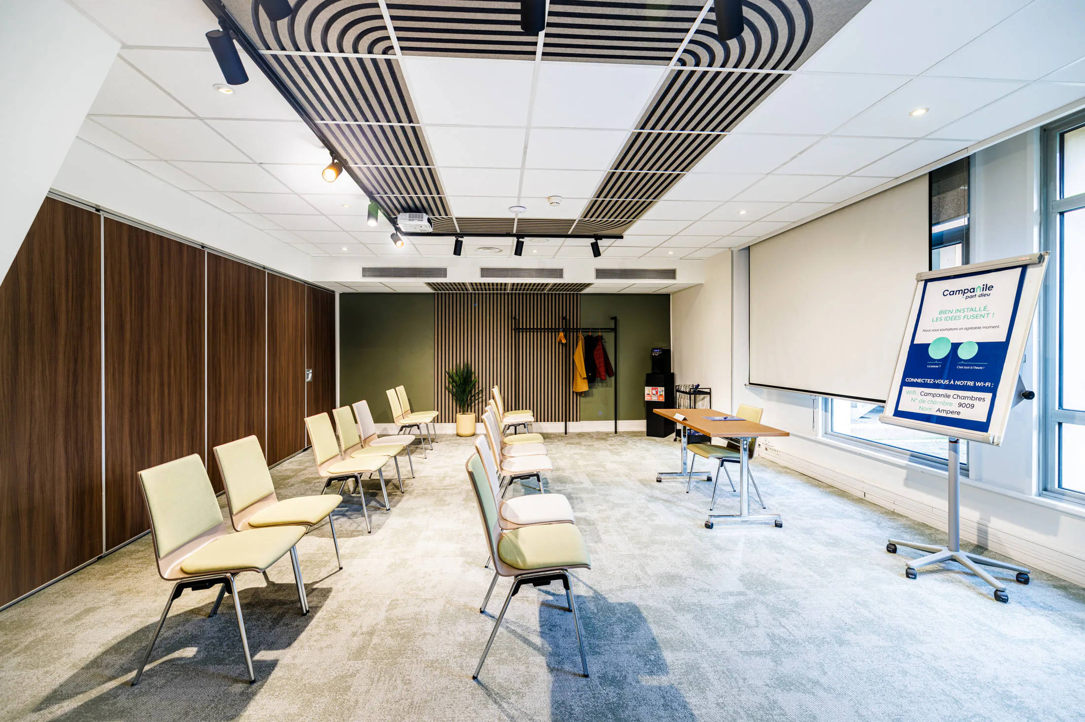 Salle de conférence au mur végétal — Campanile Prime Lyon Part-Dieu