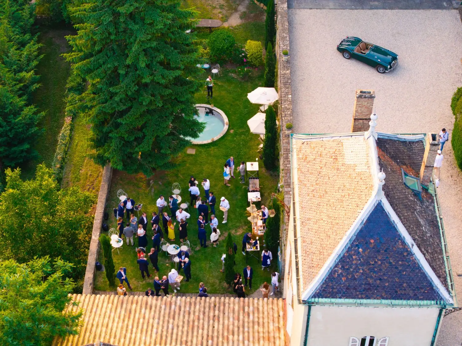 Cocktail d’entreprise dans le jardin d’une demeure, vu du ciel par drone — photo et vidéo événementielle