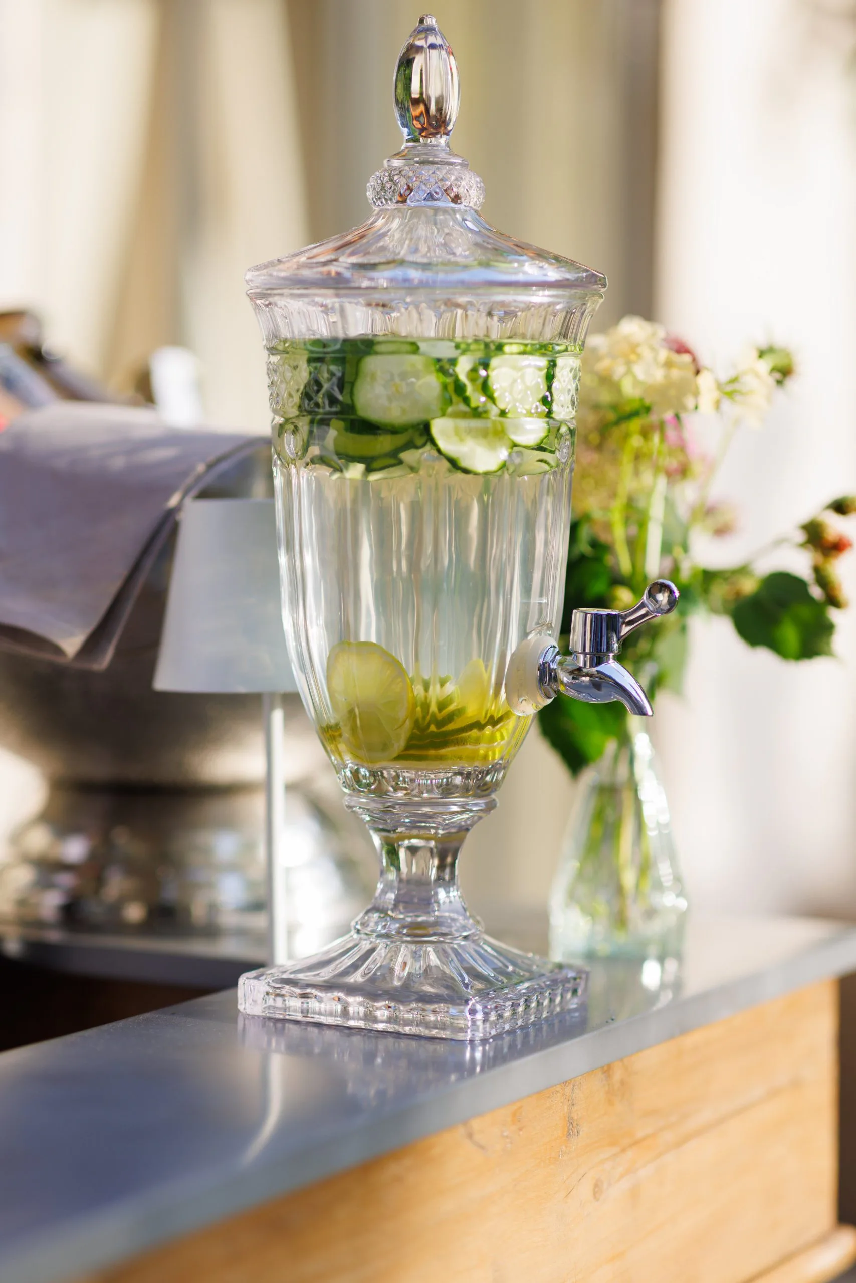 Détail de décoration : bonbonnière en verre et fleurs blanches à la Lyon Country House