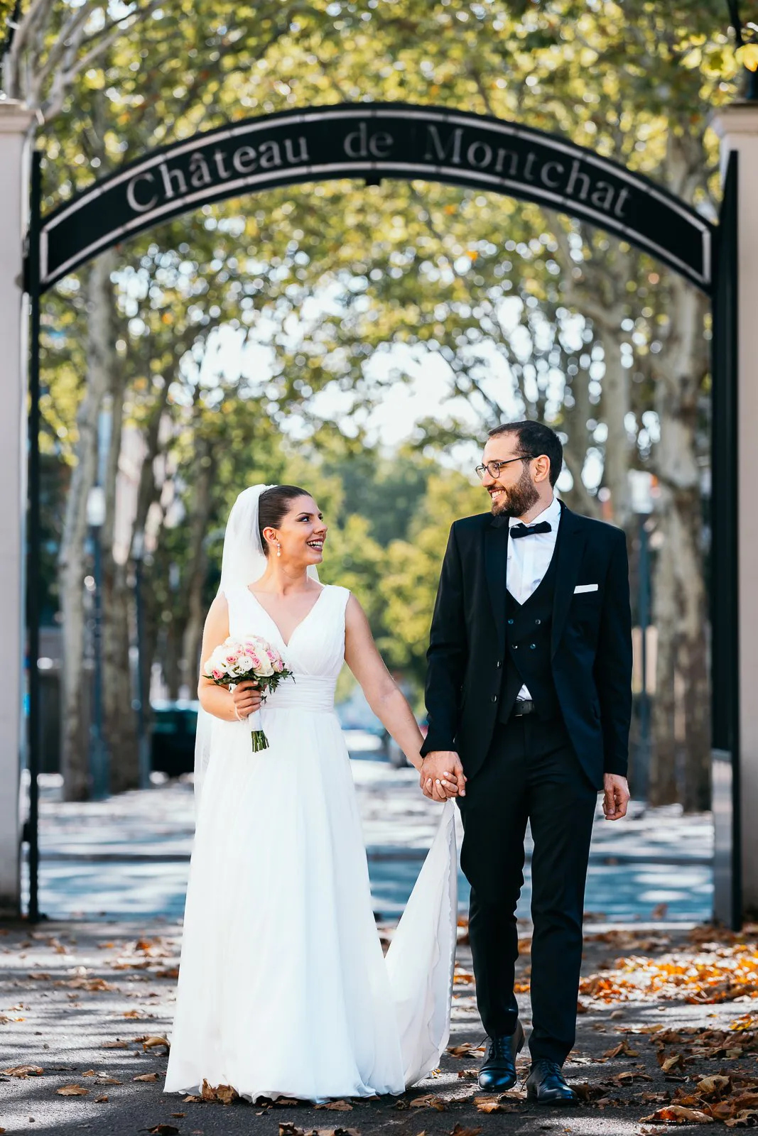 Andra et Houcine sous l’arche du parc — photographe de mariage à Lyon et Villeurbanne