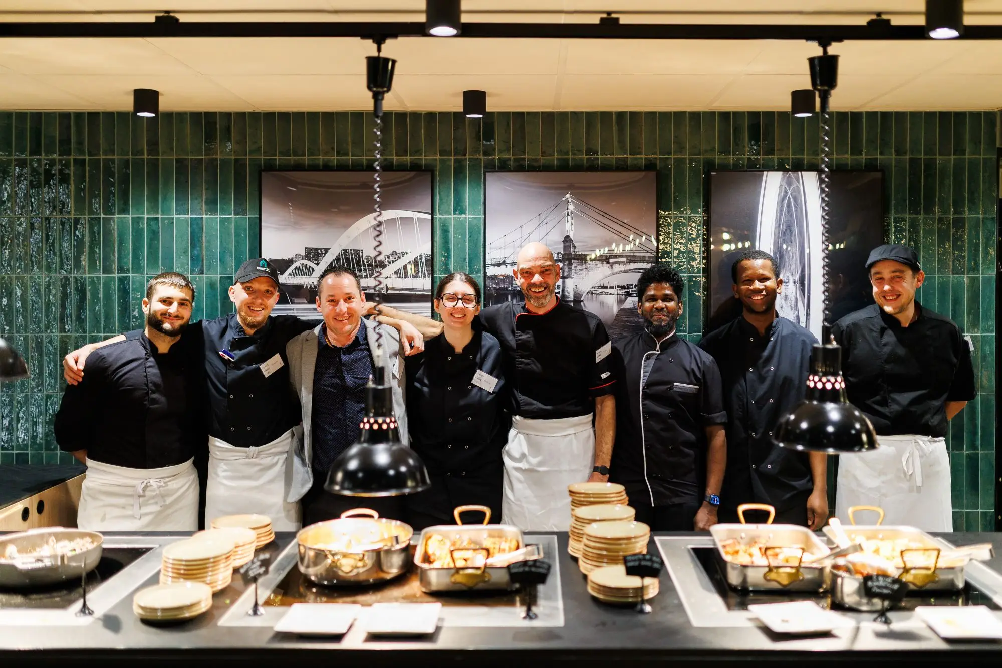 L’équipe de cuisine pose derrière le buffet — photographie corporate pour un restaurant à Lyon