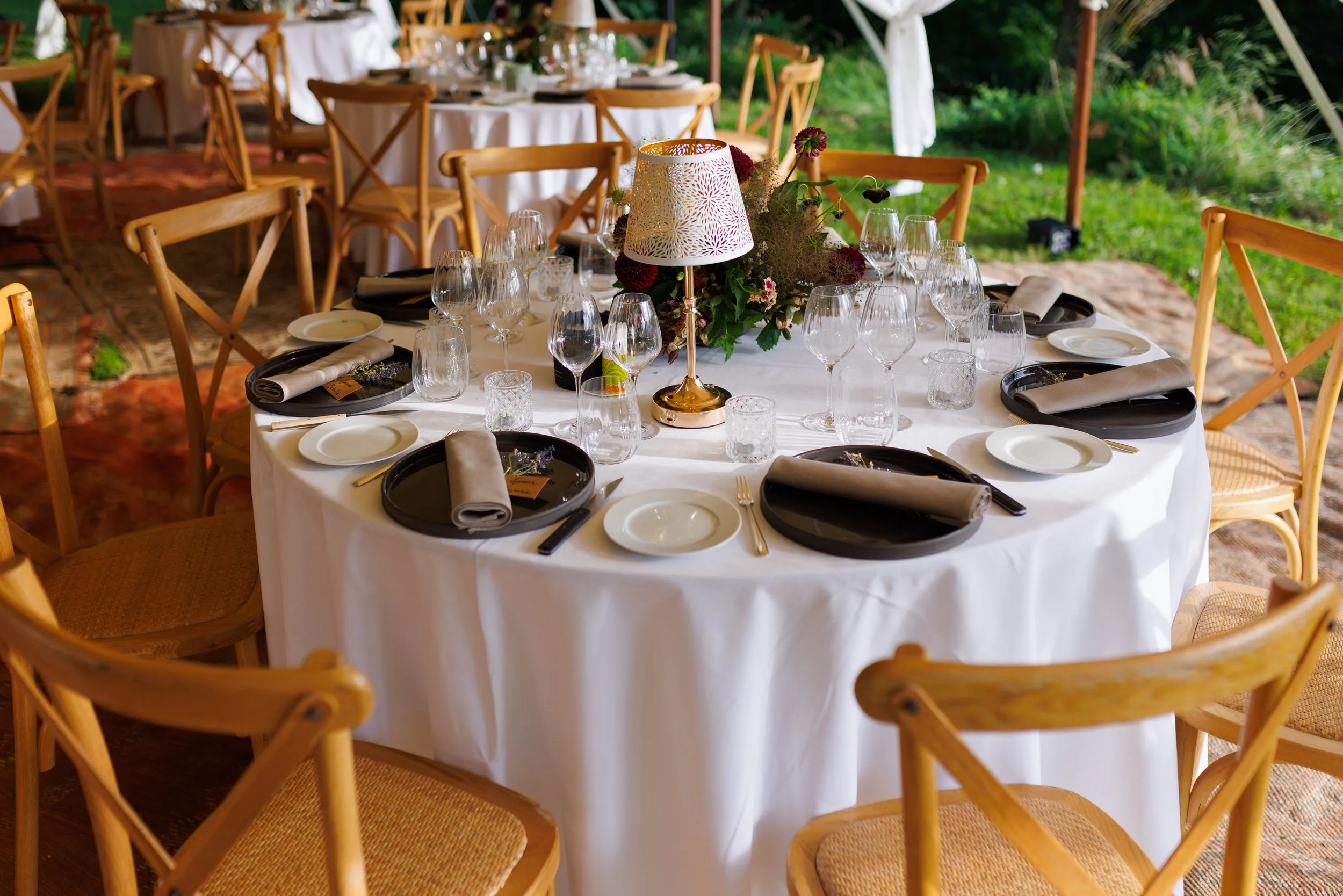 Table de réception dressée en plein air à la Lyon Country House