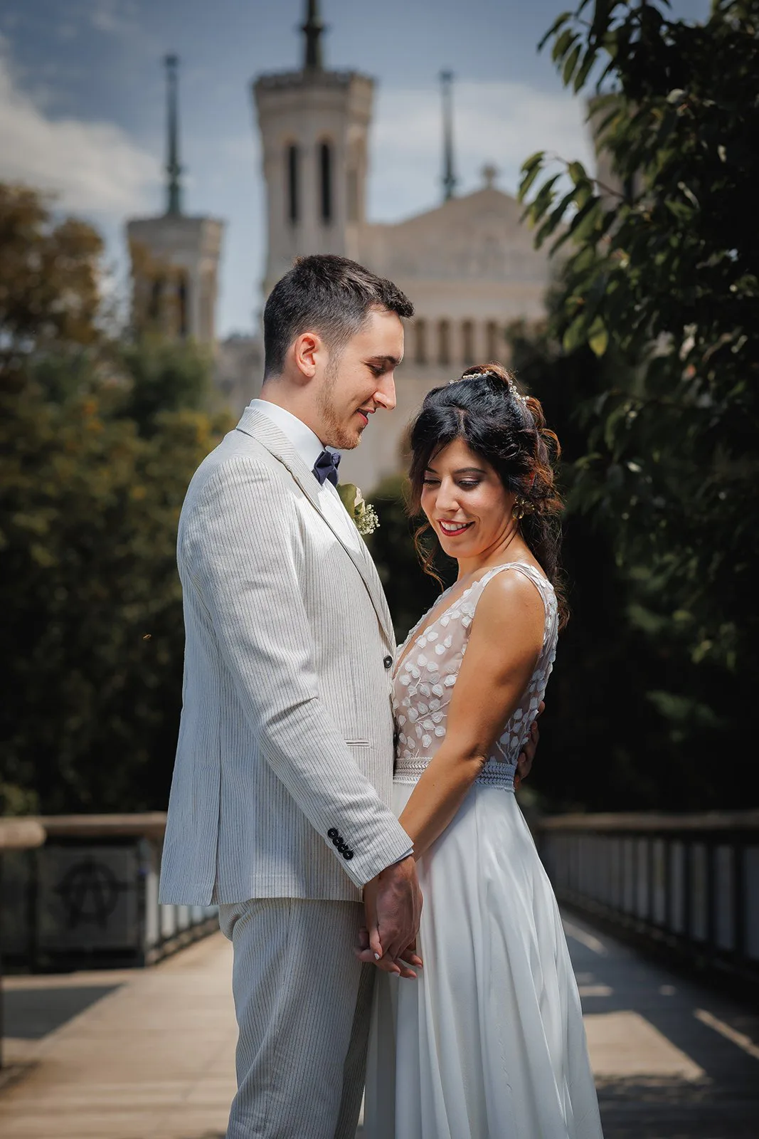 Dima et Enzo enlacés devant la basilique de Fourvière, à Lyon