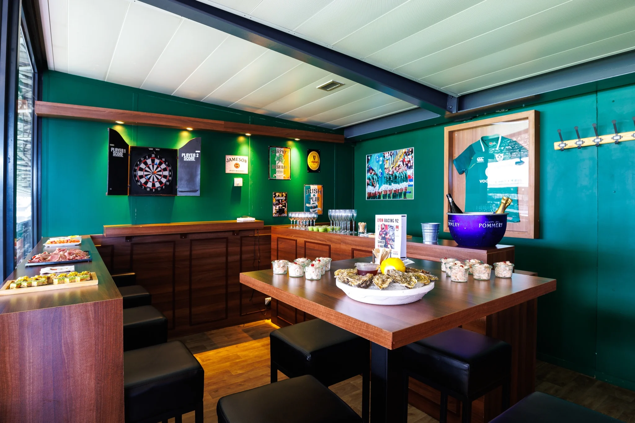 Loge VIP aux couleurs vertes du LOU Rugby au Matmut Stadium de Gerland, buffet dressé