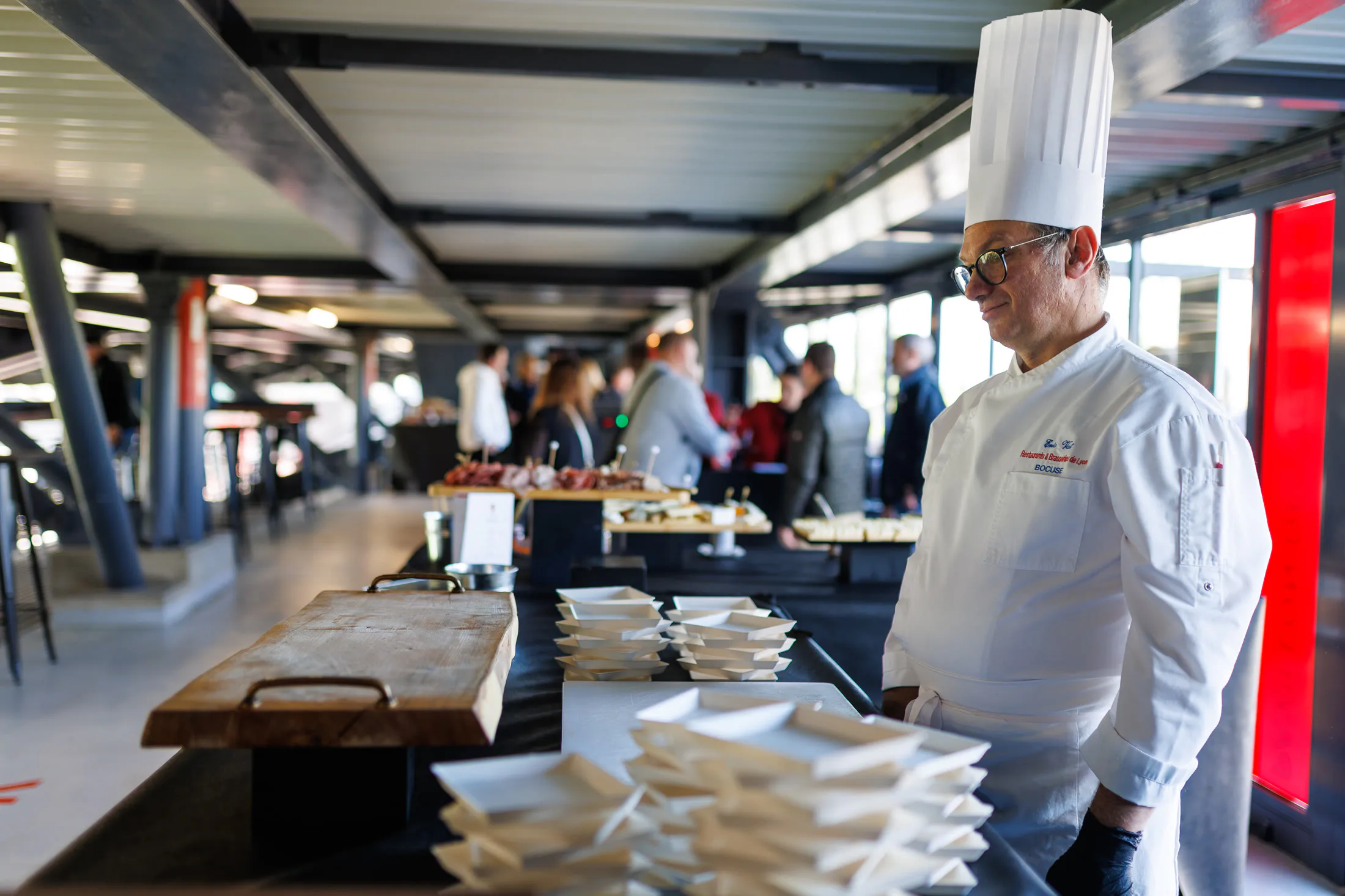 Chef au buffet d’un salon VIP du LOU Rugby