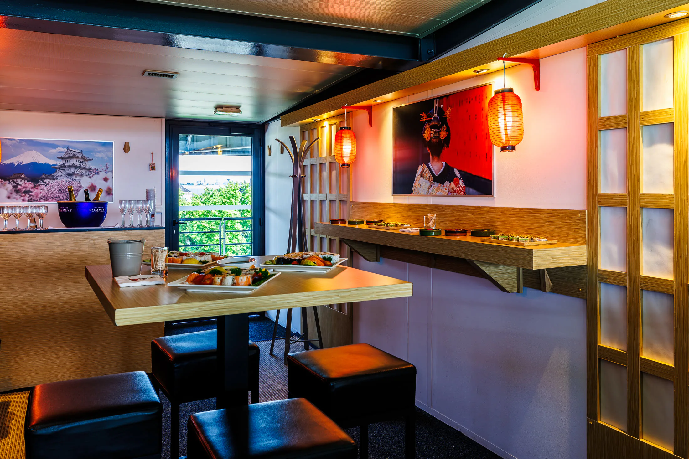 Loge du stade du LOU Rugby avec buffet, photographiée pour l’événementiel