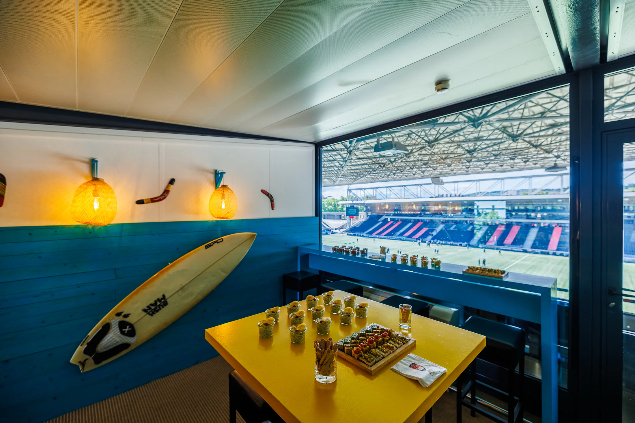 Loge avec vue sur le terrain du Matmut Stadium de Gerland — LOU Rugby