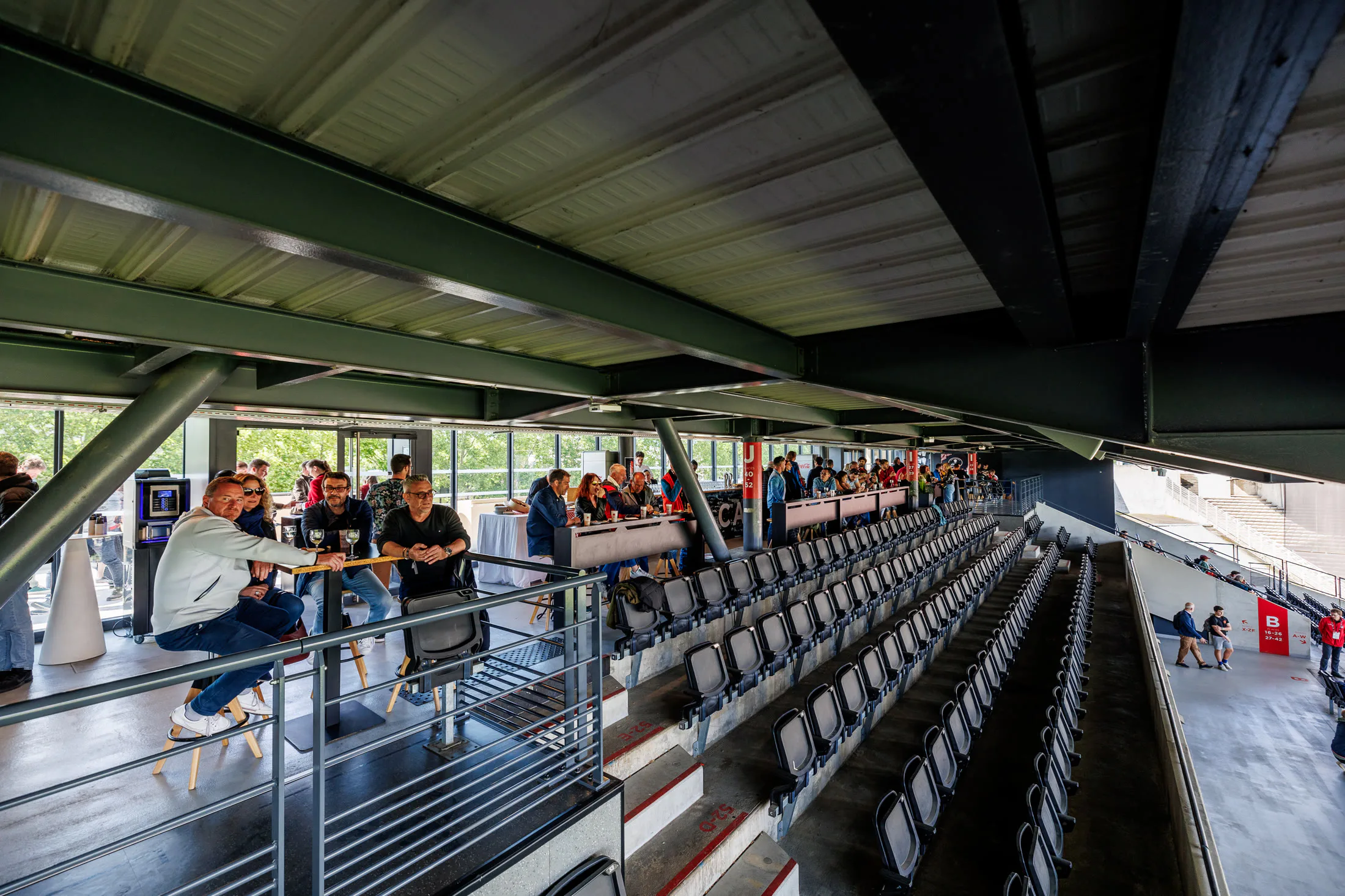 Salon de réception surplombant les tribunes du Matmut Stadium de Gerland