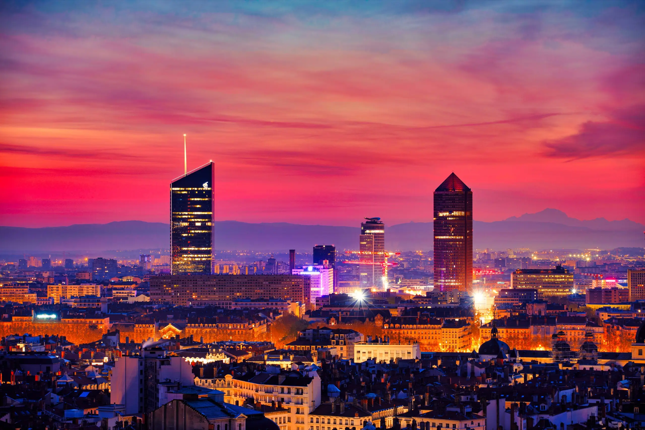 Ciel rouge au-dessus de Lyon et des tours de la Part-Dieu, Alpes à l’horizon