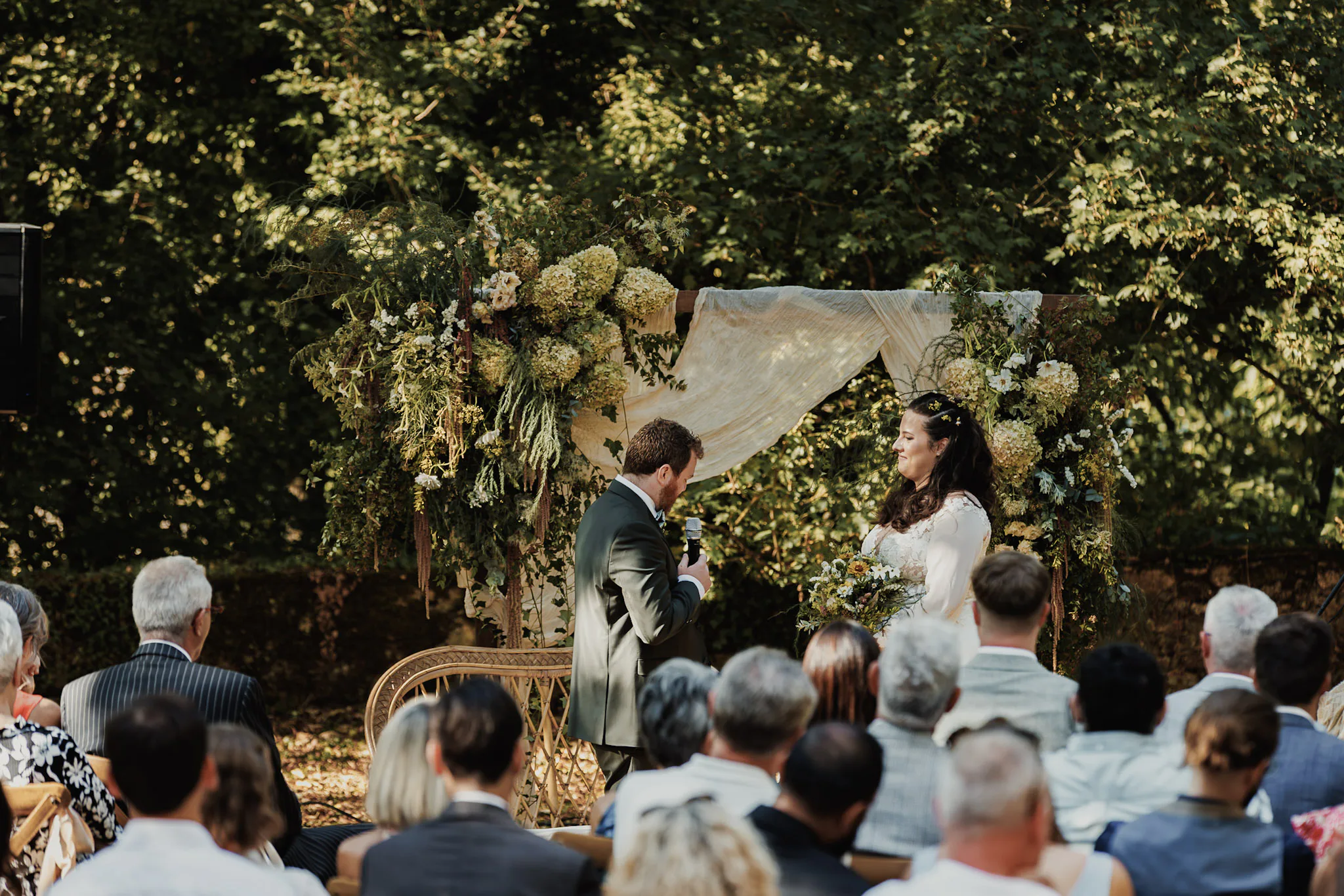 La cérémonie laïque sous l’arche fleurie, au milieu des invités