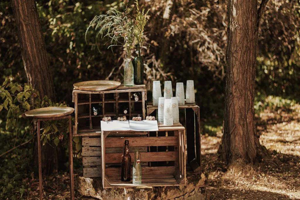 Décor bohème dans les jardins du château : caisses en bois, bougies et fleurs séchées