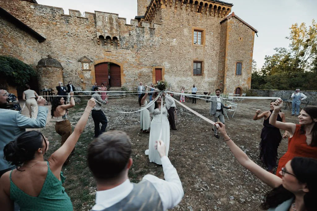 Les invités jouent avec les mariés dans la cour d’honneur, au pied des remparts