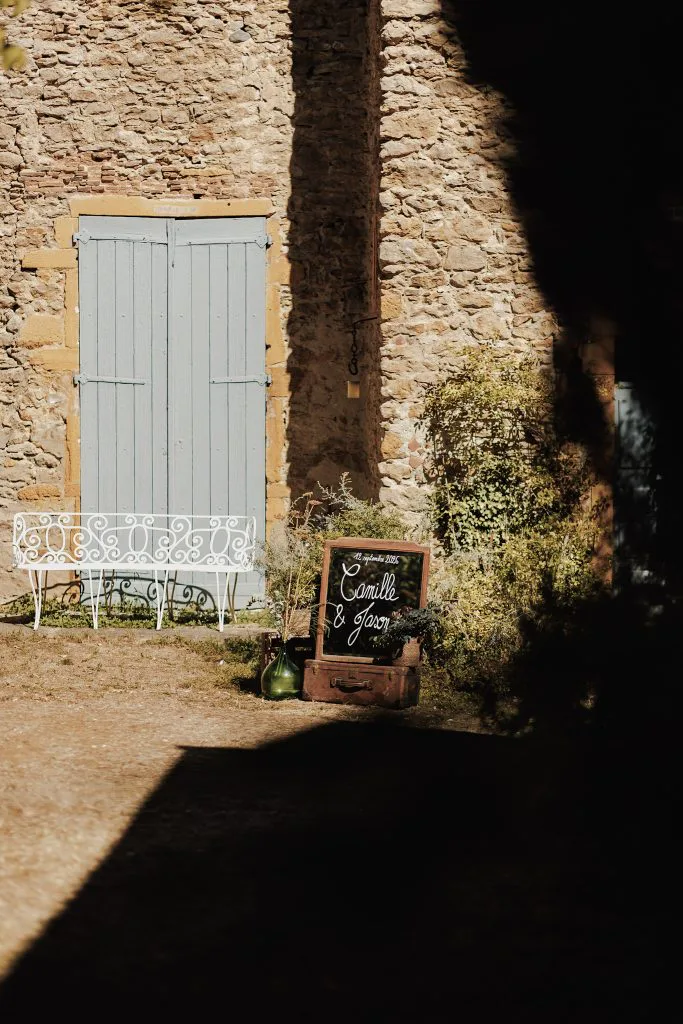 Porte bleue et pierres dorées du Château de Courbeville, panneau d’accueil des mariés