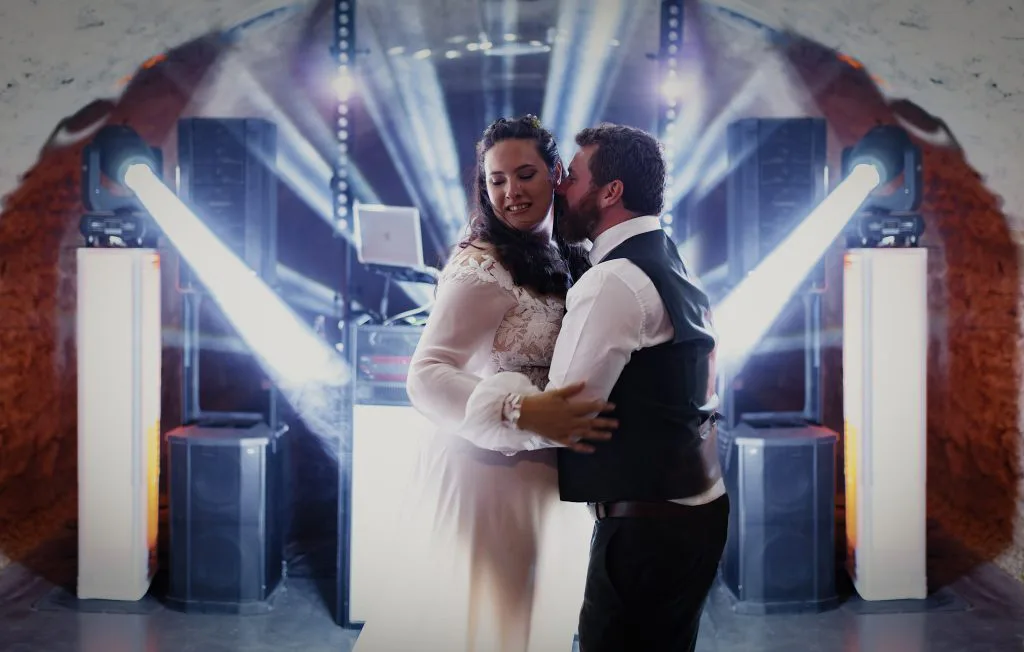 Première danse de Camille et Jason entre deux faisceaux de lumière
