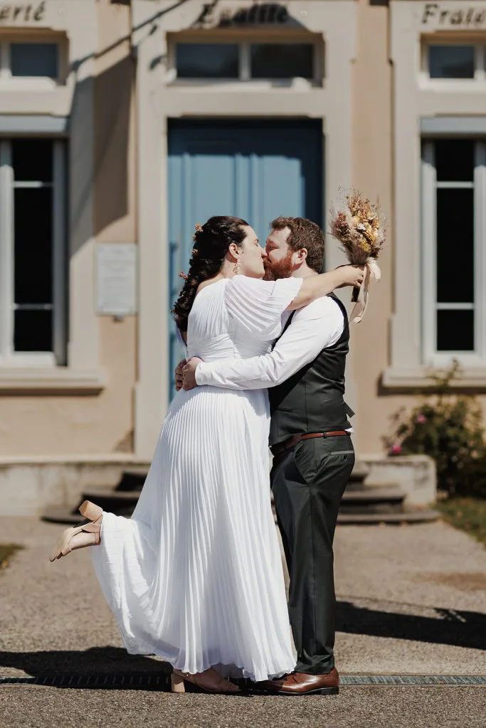 Sortie de la mairie : Camille, en robe bohème, lève le pied en embrassant Jason