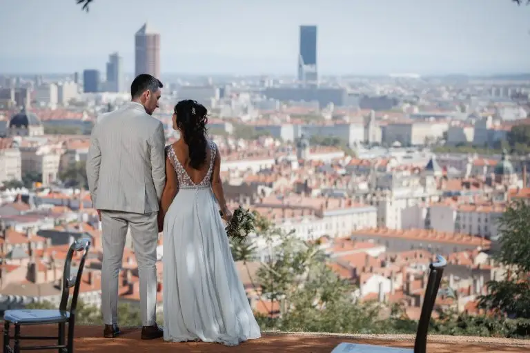 Dima et Enzo face au panorama de Lyon depuis la colline de Fourvière — photographe de mariage à Lyon
