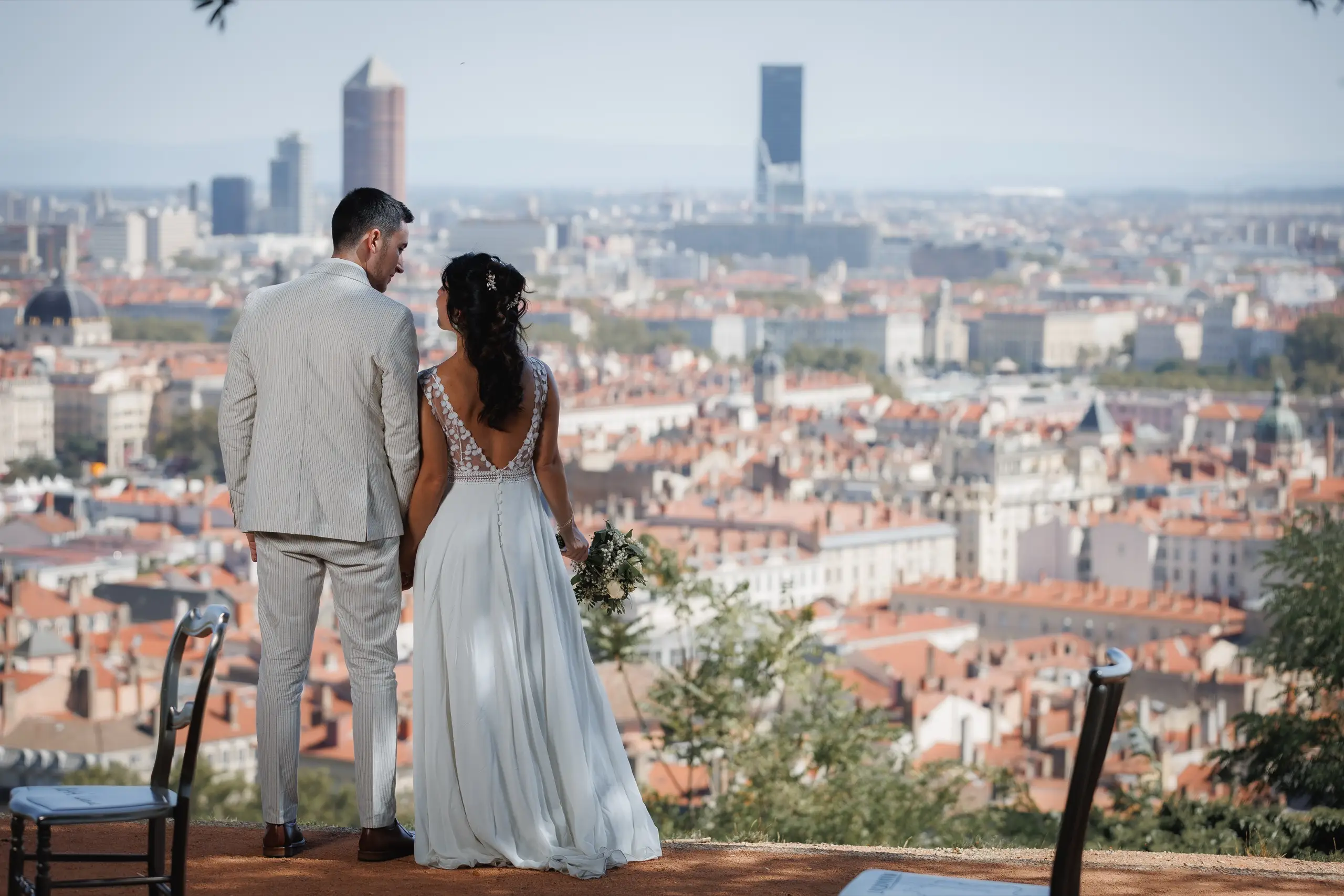 Dima et Enzo face au panorama de Lyon depuis la colline de Fourvière — photographe de mariage à Lyon