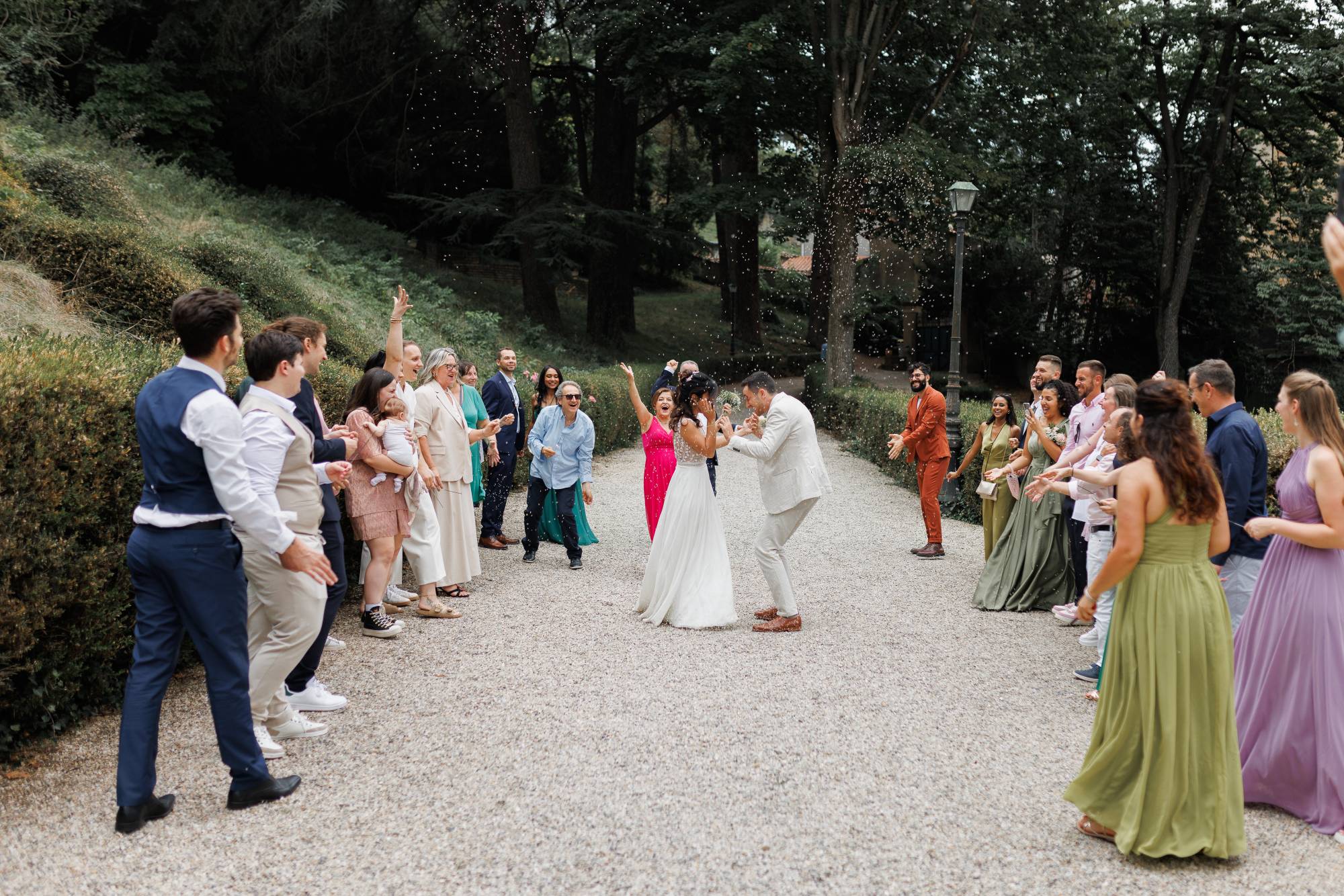 Sortie de cérémonie sous les confettis, entre les invités — mariage de Dima et Enzo à Lyon