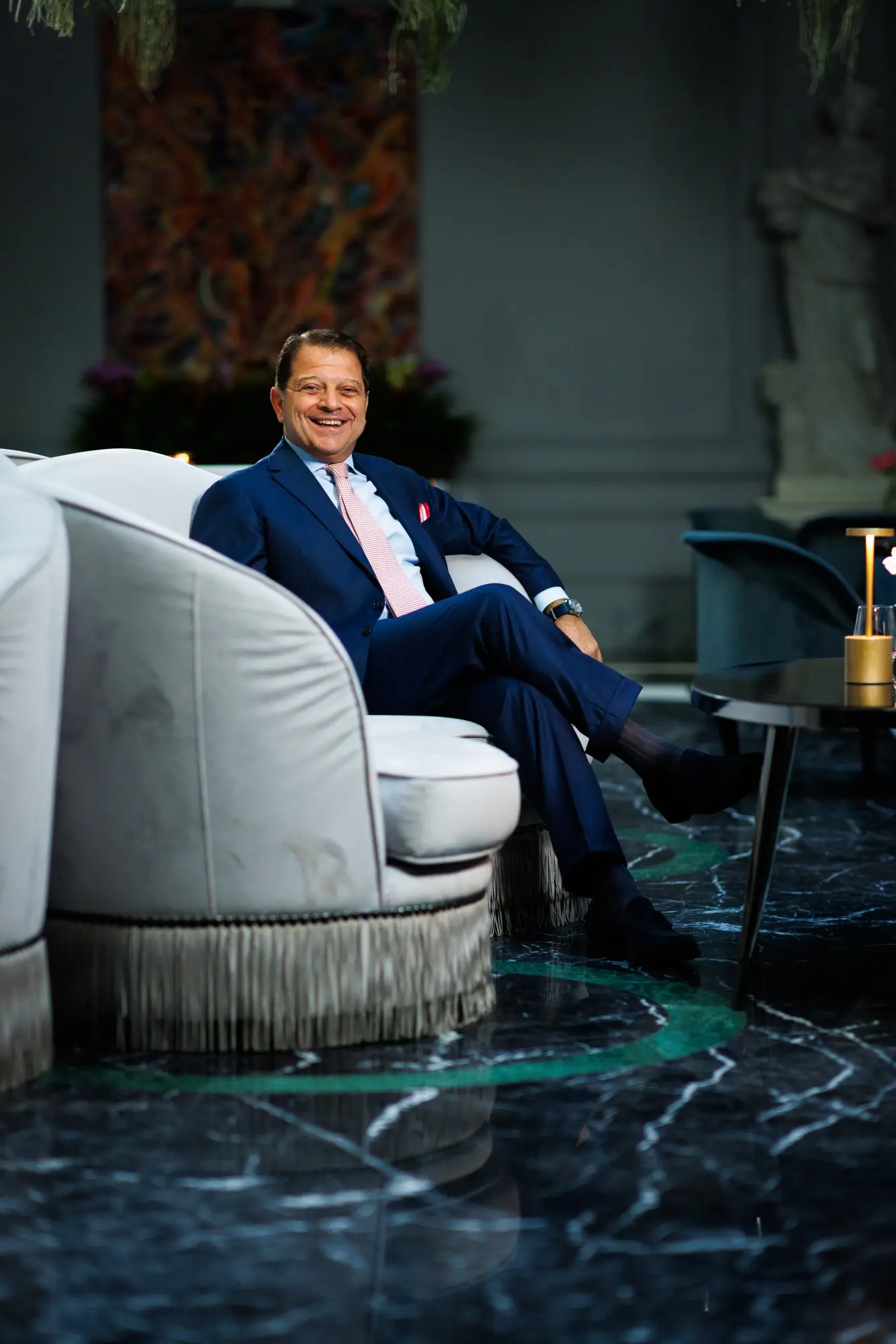 Portrait d’un dirigeant souriant dans le lounge d’un hôtel — portrait corporate à Lyon