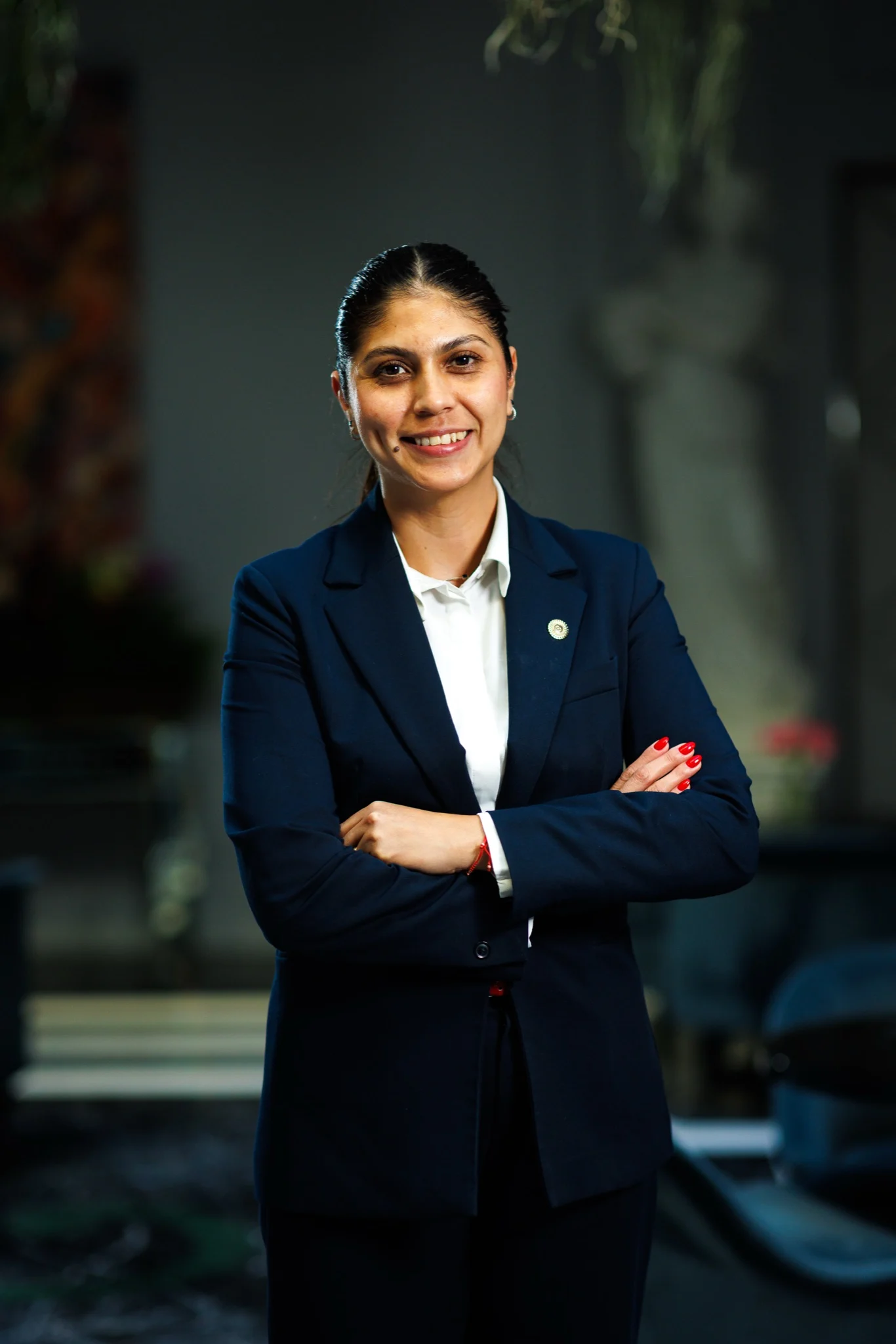 Portrait d’une collaboratrice du Boscolo Lyon Hotel & Spa, bras croisés, en tenue professionnelle