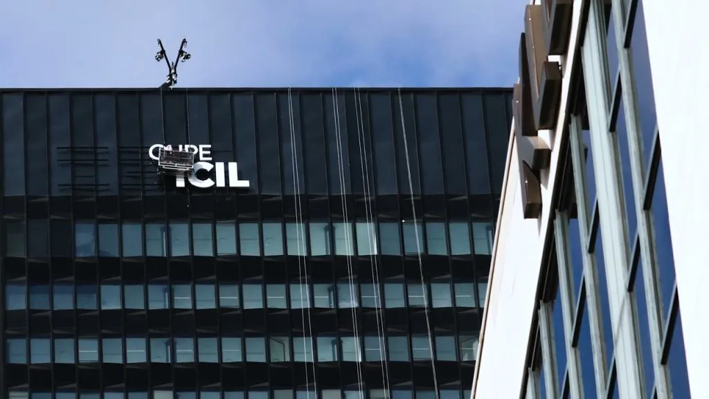 Film corporate — pose de l’enseigne du siège du Groupe APICIL à Lyon
