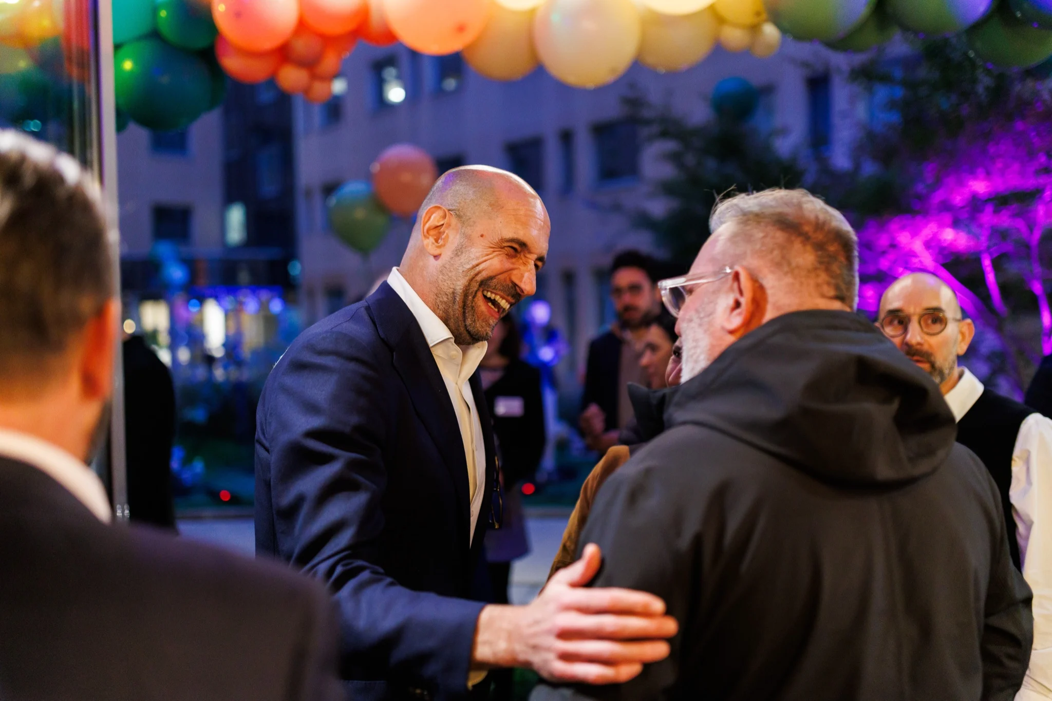 Accueil chaleureux des invités lors d’une soirée d’entreprise Campanile à Lyon